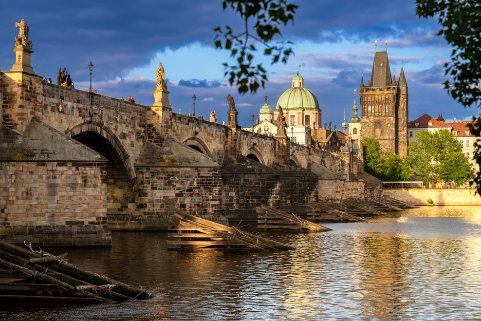 Die Prager Karlsbruecke in der Altstadt ist das Wahrzeichen der Stadt.