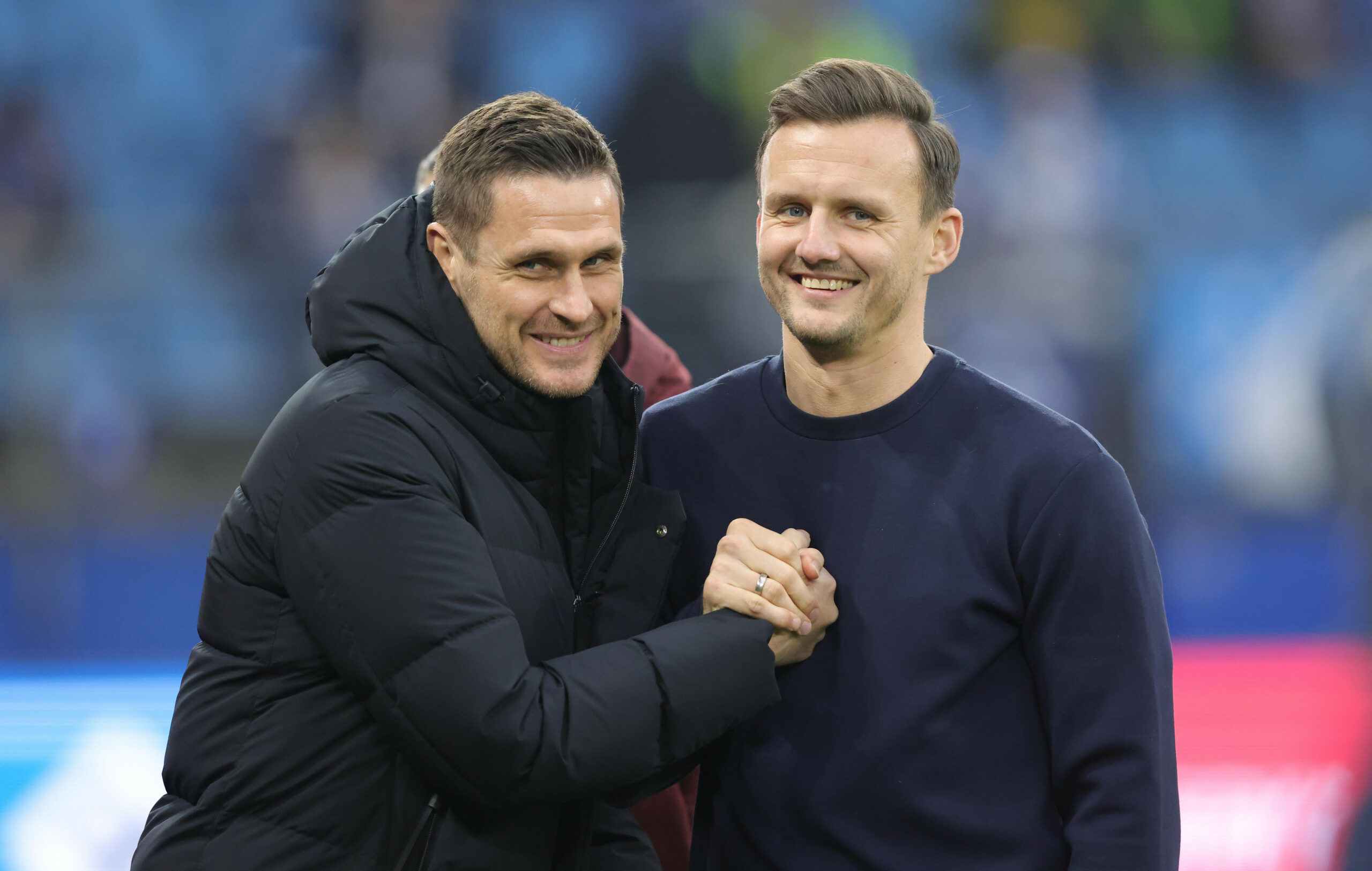 Sebastian Kehl und Claus Costa geben sich nach einem Spiel zwischen HSV und BVB die Hand