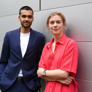 Selina Storm (r), Landesvorsitzende von Bündnis 90/Die Grünen Hamburg, und Leon Alam, Landesvorsitzender von Bündnis 90/Die Grünen Hamburg.