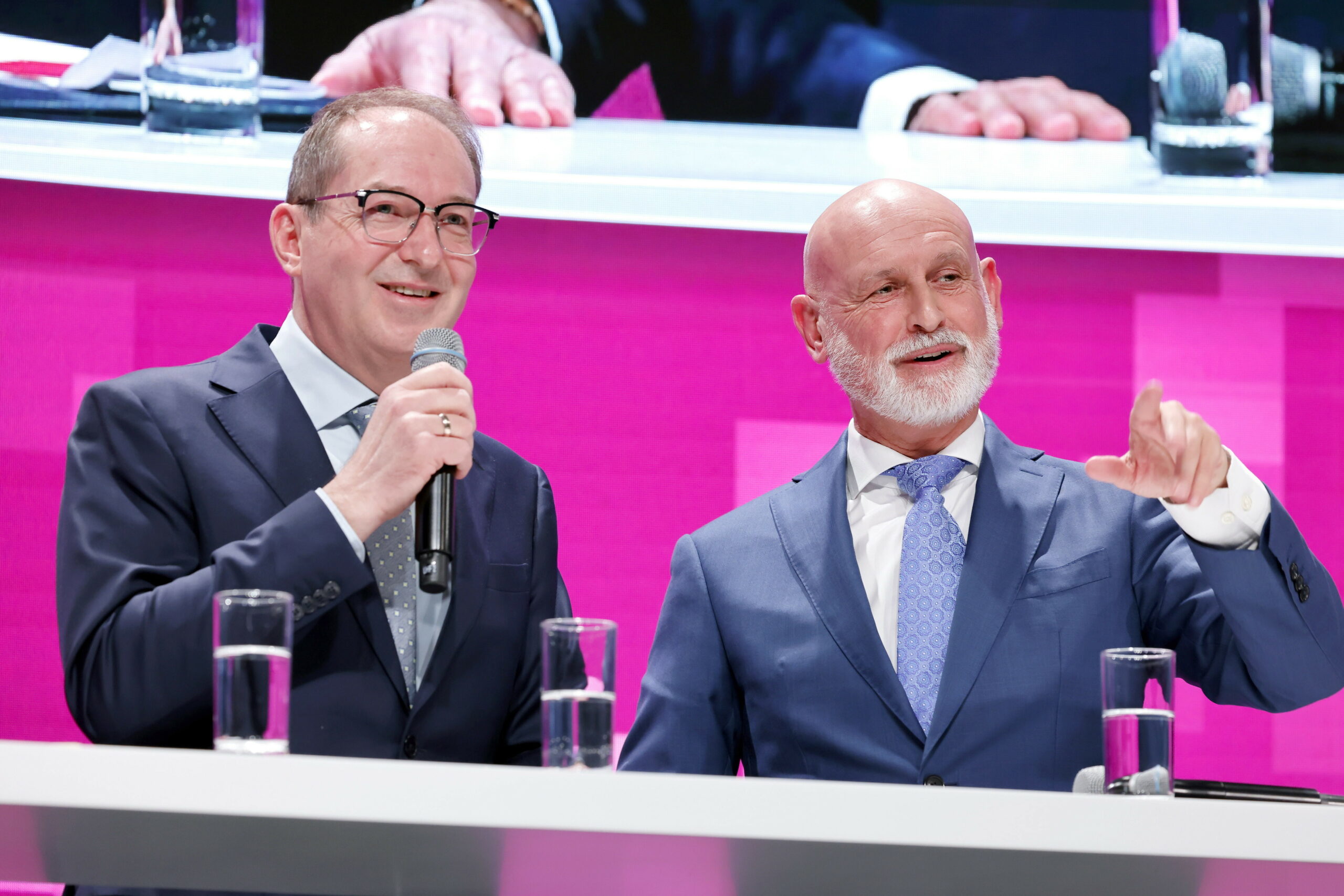 Bundesinnenminister Alexander Dobrindt (CSU, l.) mit Volker Geyer, dem Chef des Beamtenbunds. Die Beamten werden immer mehr zu einer privilegierten Kaste.