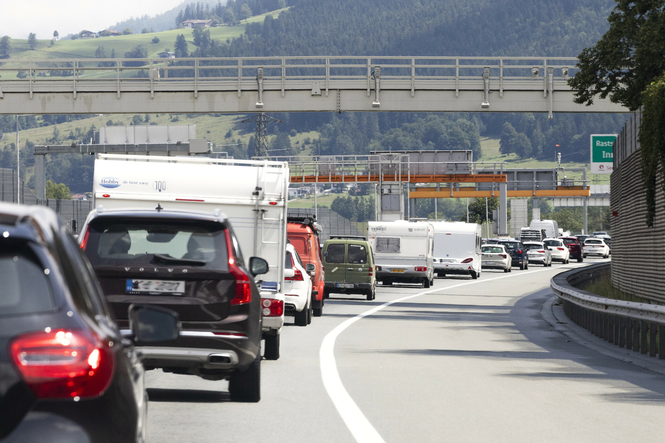 Besonders in den Reisemonaten wird es voll auf Tirols Straßen. Viele Autofahrer versuchen die Staus auf illegalen Strecken zu umfahren. (Symbolbild)