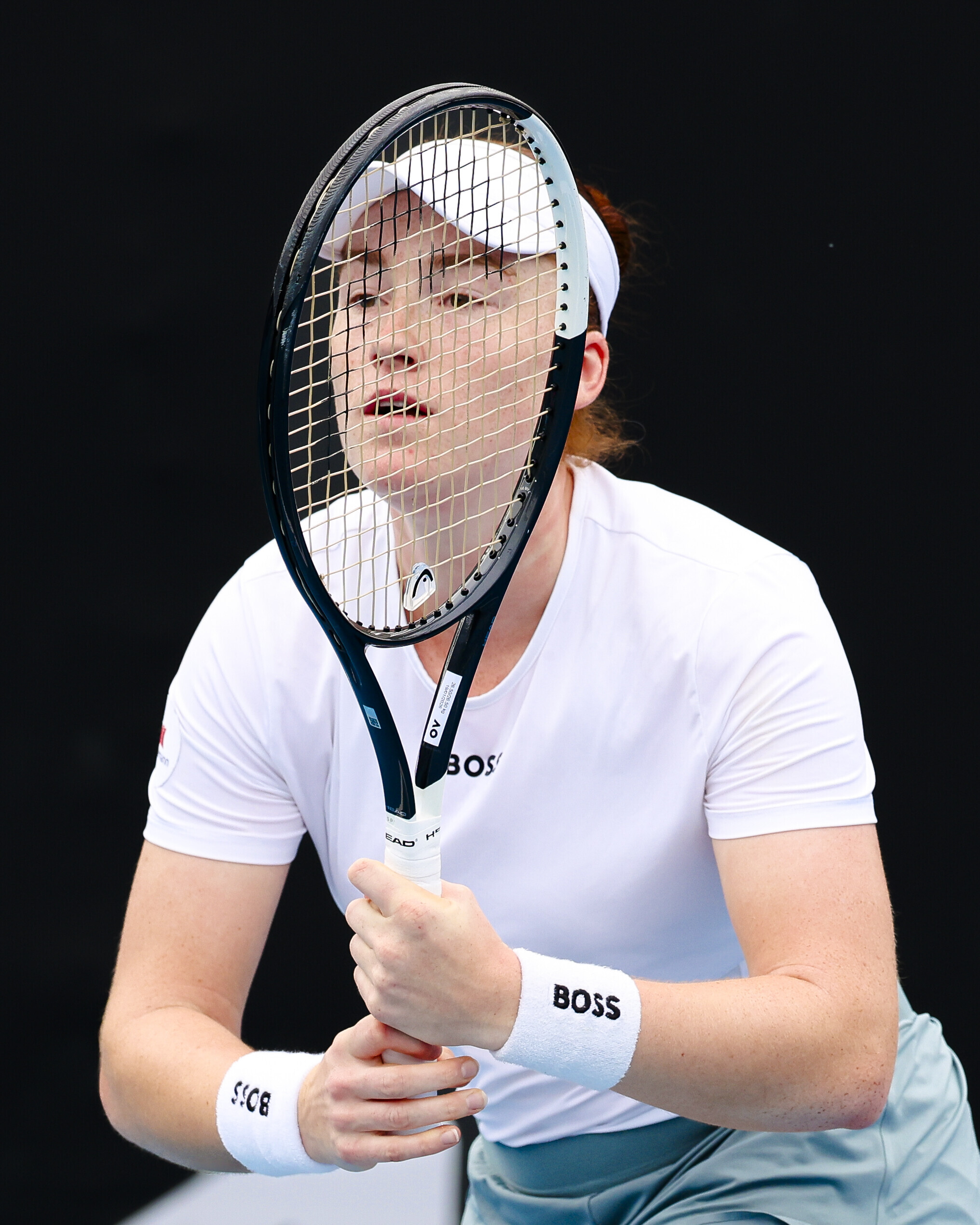 Tennis-Spielerin Ella Seidel mit Schläger in der Hand