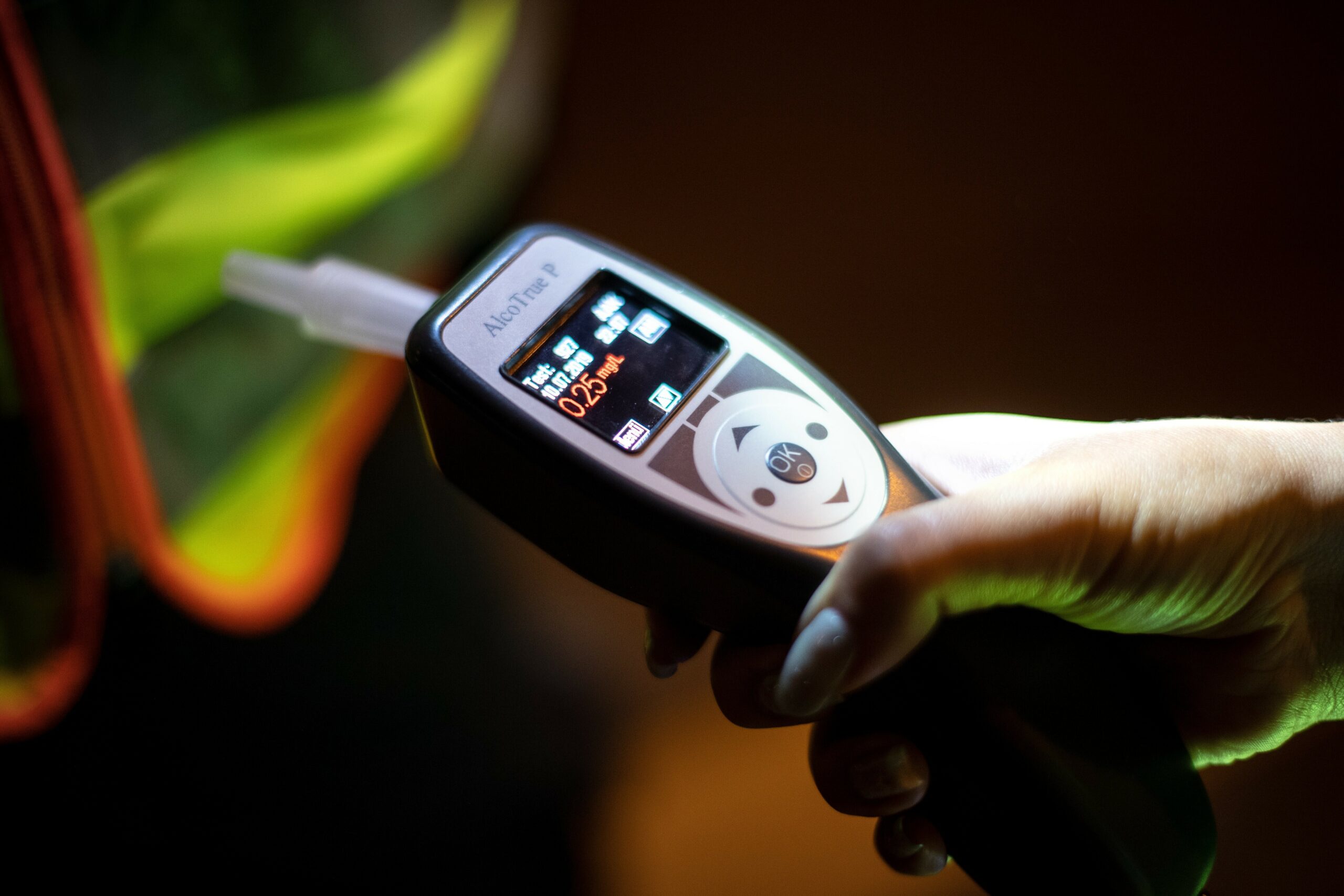 Eine Hand hält ein Atemalkoholtester.