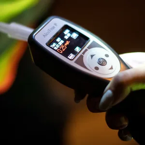 Eine Hand hält ein Atemalkoholtester.