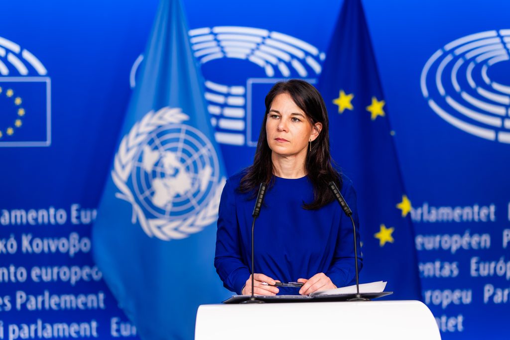 Annalena Baerbock steht als Präsidentin der UN-Vollversammlung im Gebäude des EU-Parlaments.