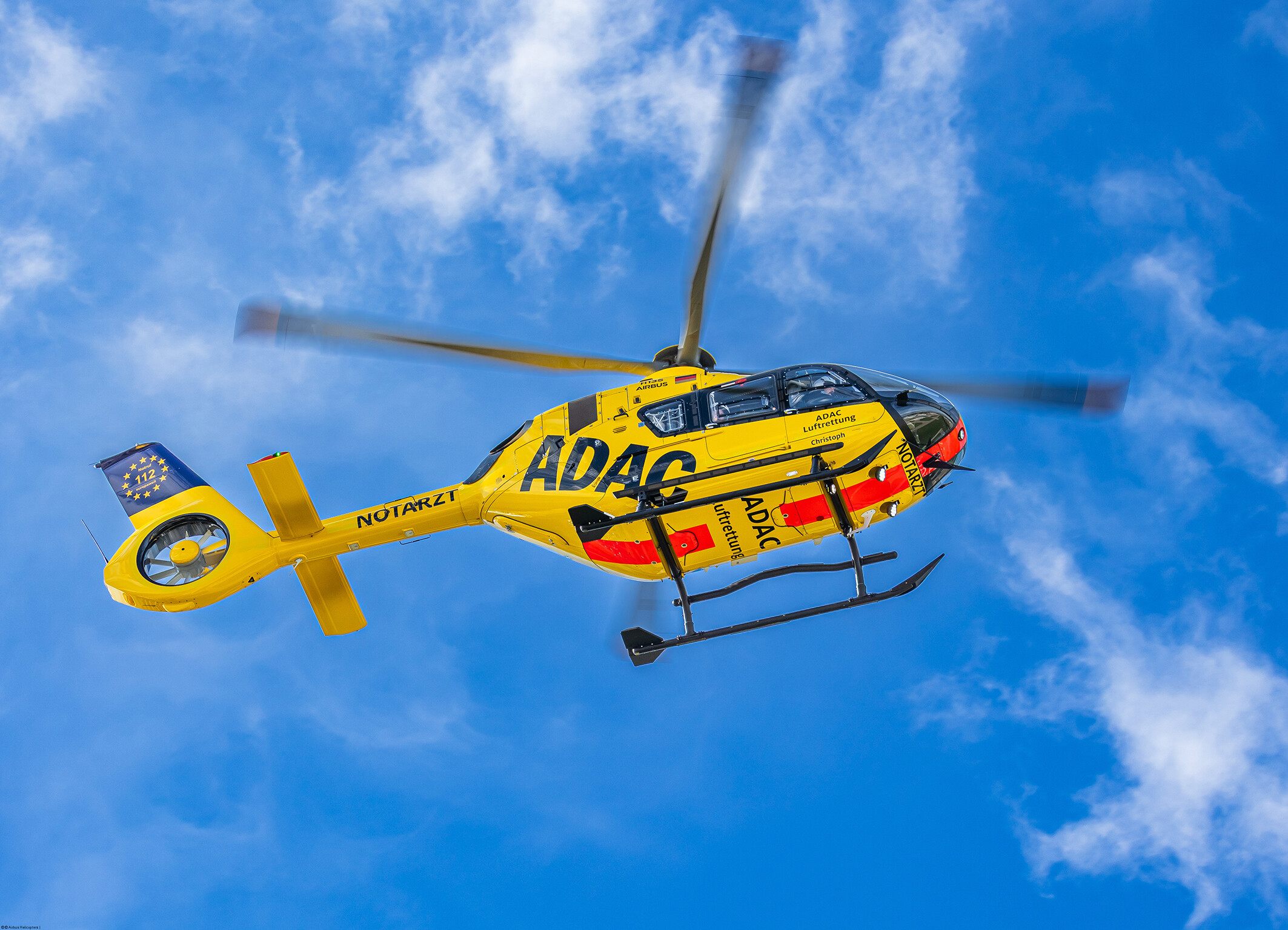 Der Rettungshubschrauber landete auf der Autobahn. (Symbolbild)