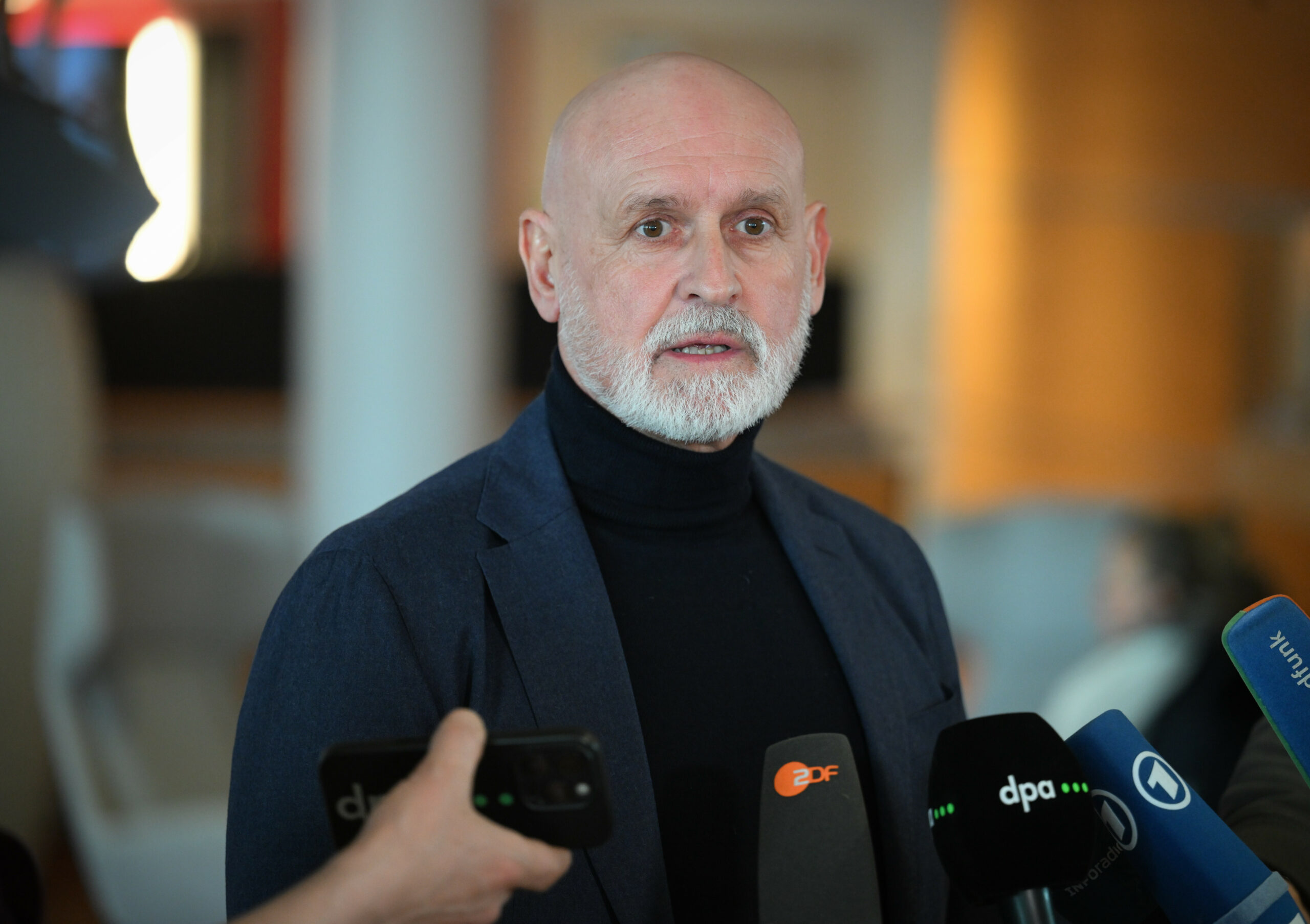 Volker Geyer, Bundesvorsitzender des Deutschen Beamtenbunds, plädiert für eine Entlastungsprämie für Beschäftigte im öffentlichen Dienst.