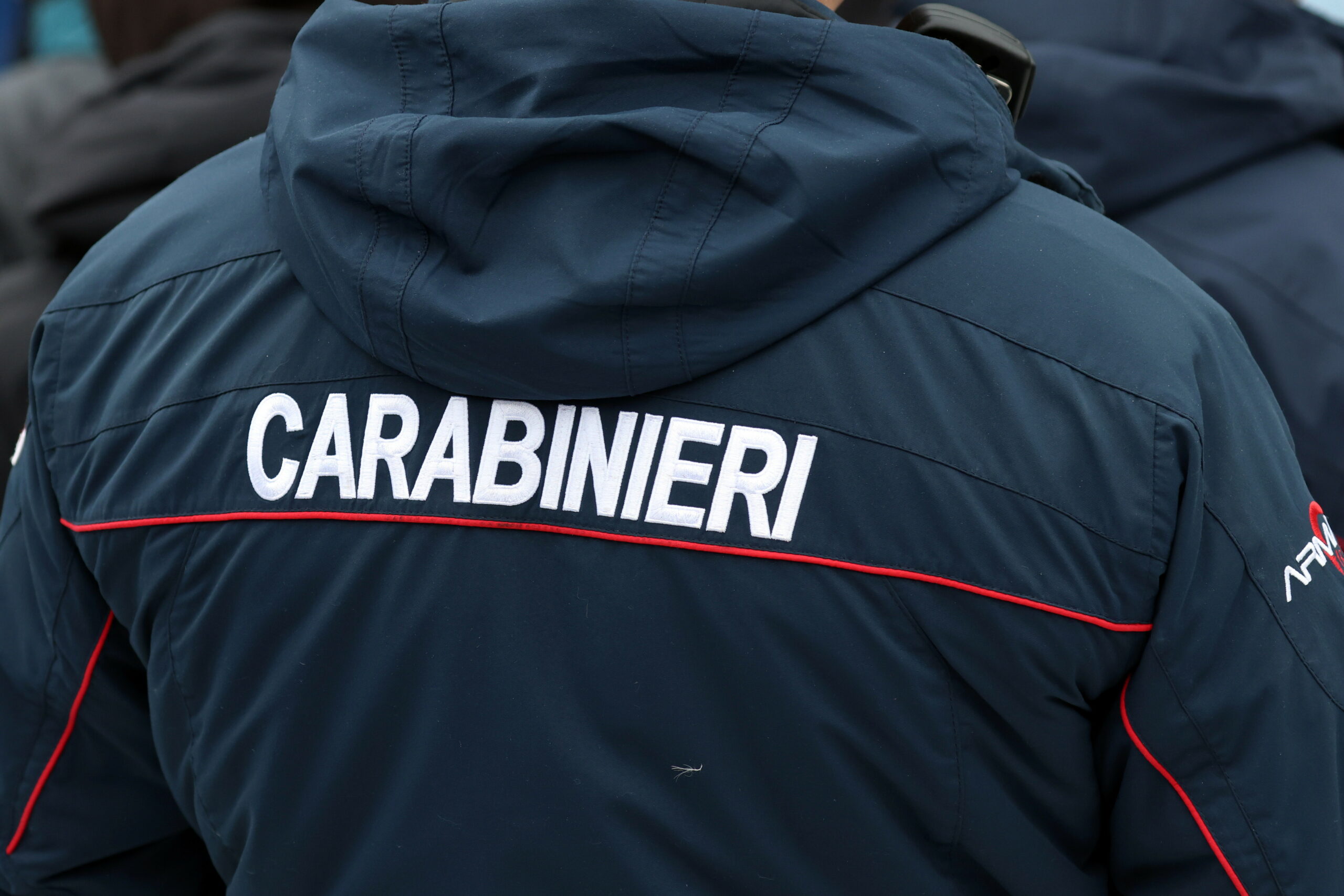 Eine Jacke mit der Aufschrift „Carabinieri“