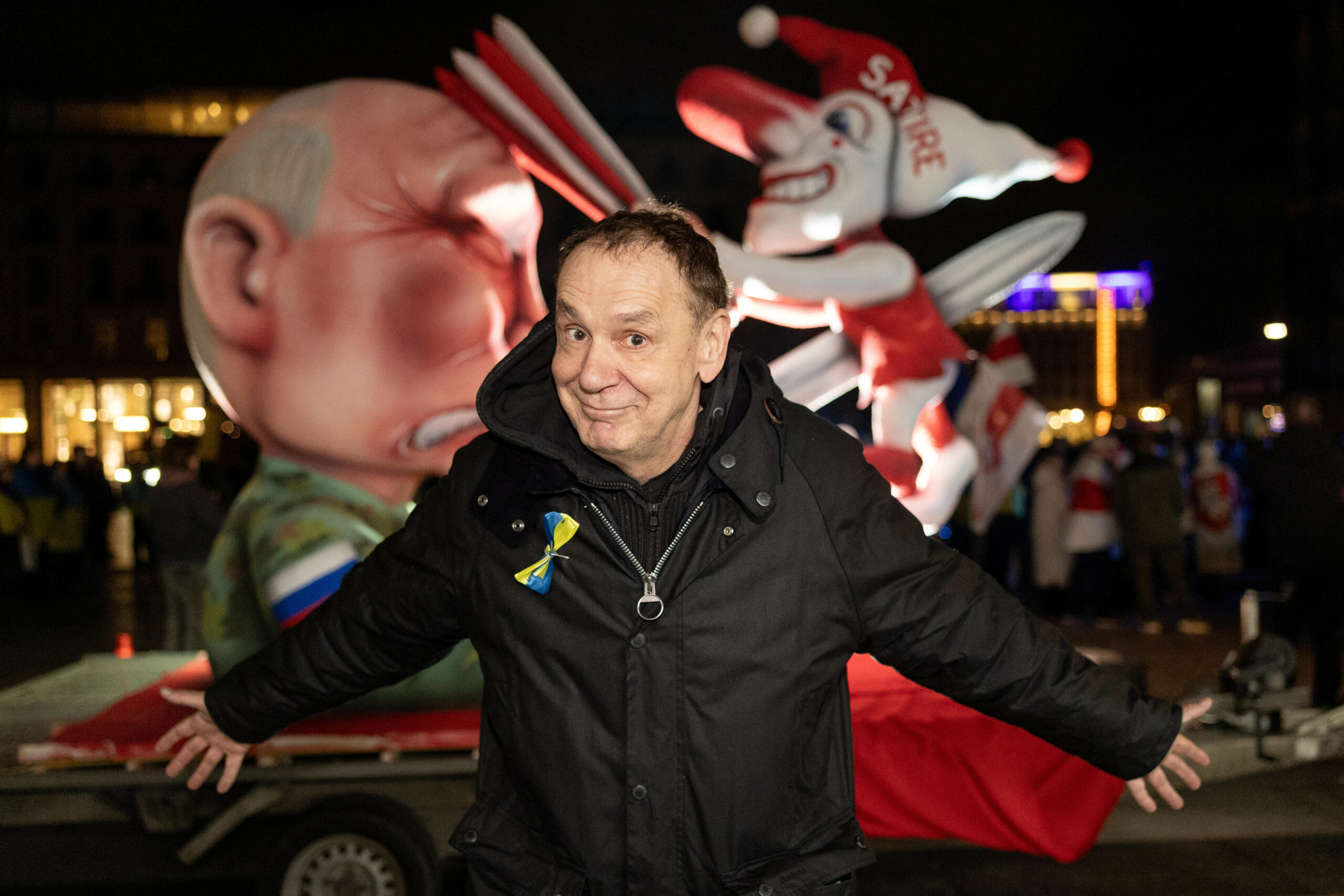 Der deutsche Bildhauer Jacques Tilly vor seinem Putin-kritischen Mottowagen.