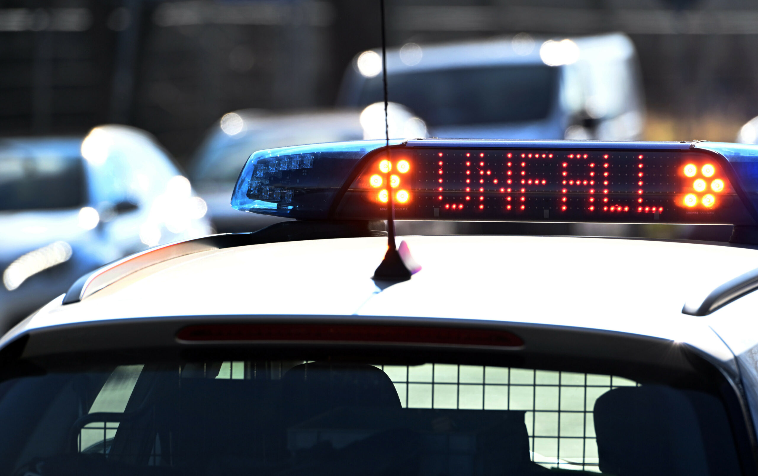 Ein Polizeiauto mit der Aufschrift „Unfall”. (Symbolbild)