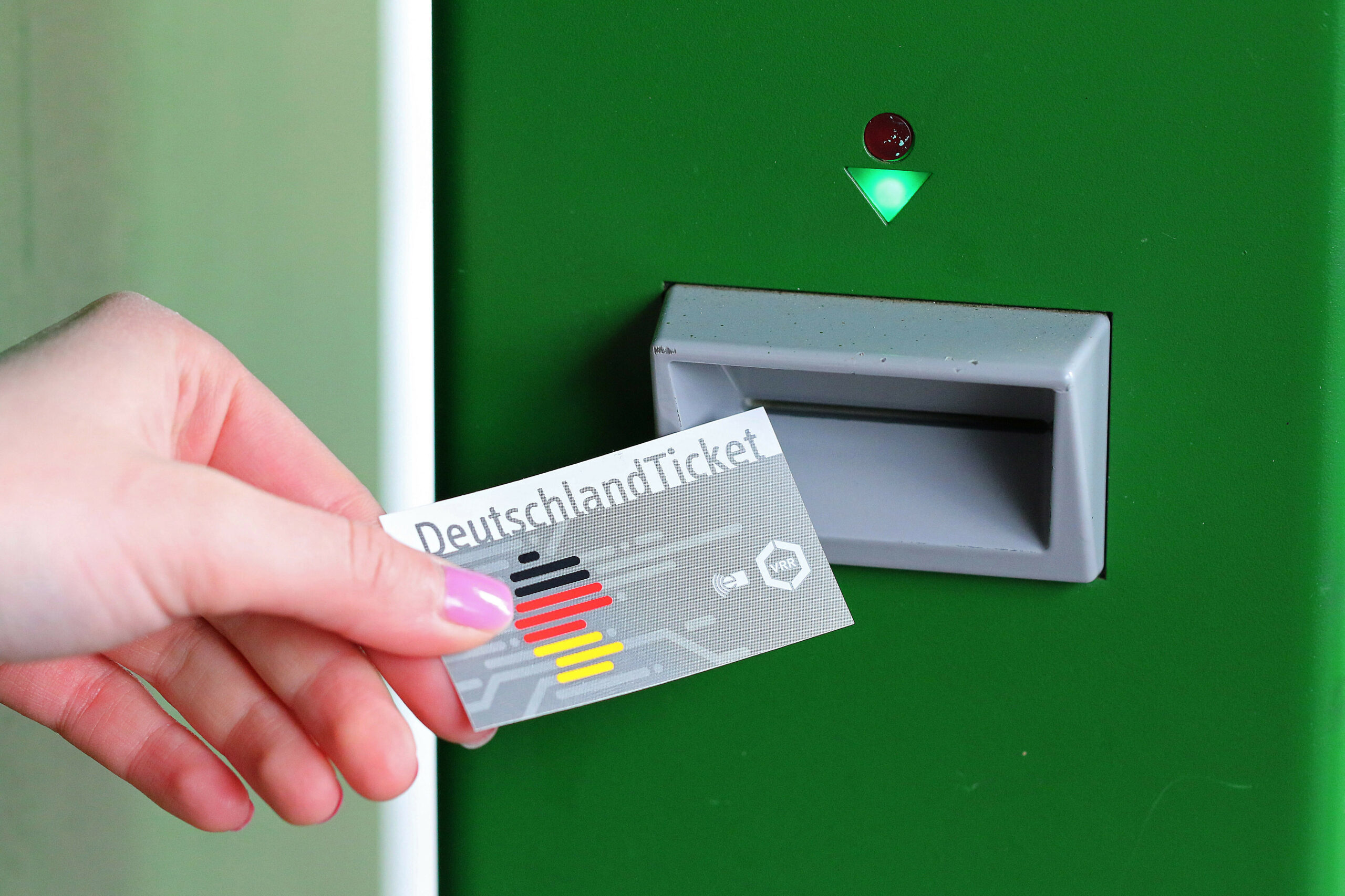 Eine Frau hält ein Deutschlandticket in der Hand. (Symbolbild)