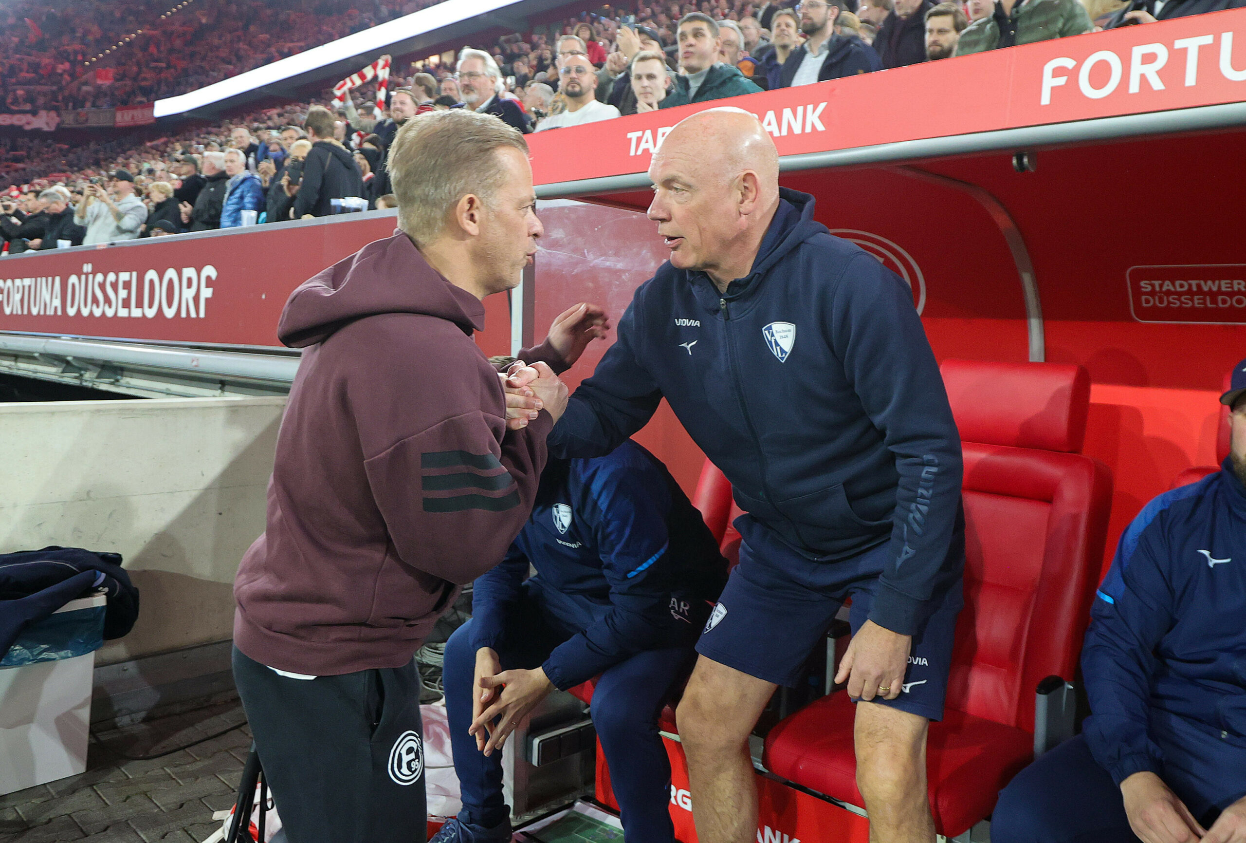 Markus Anfang beim Handshake mit Uwe Rösler