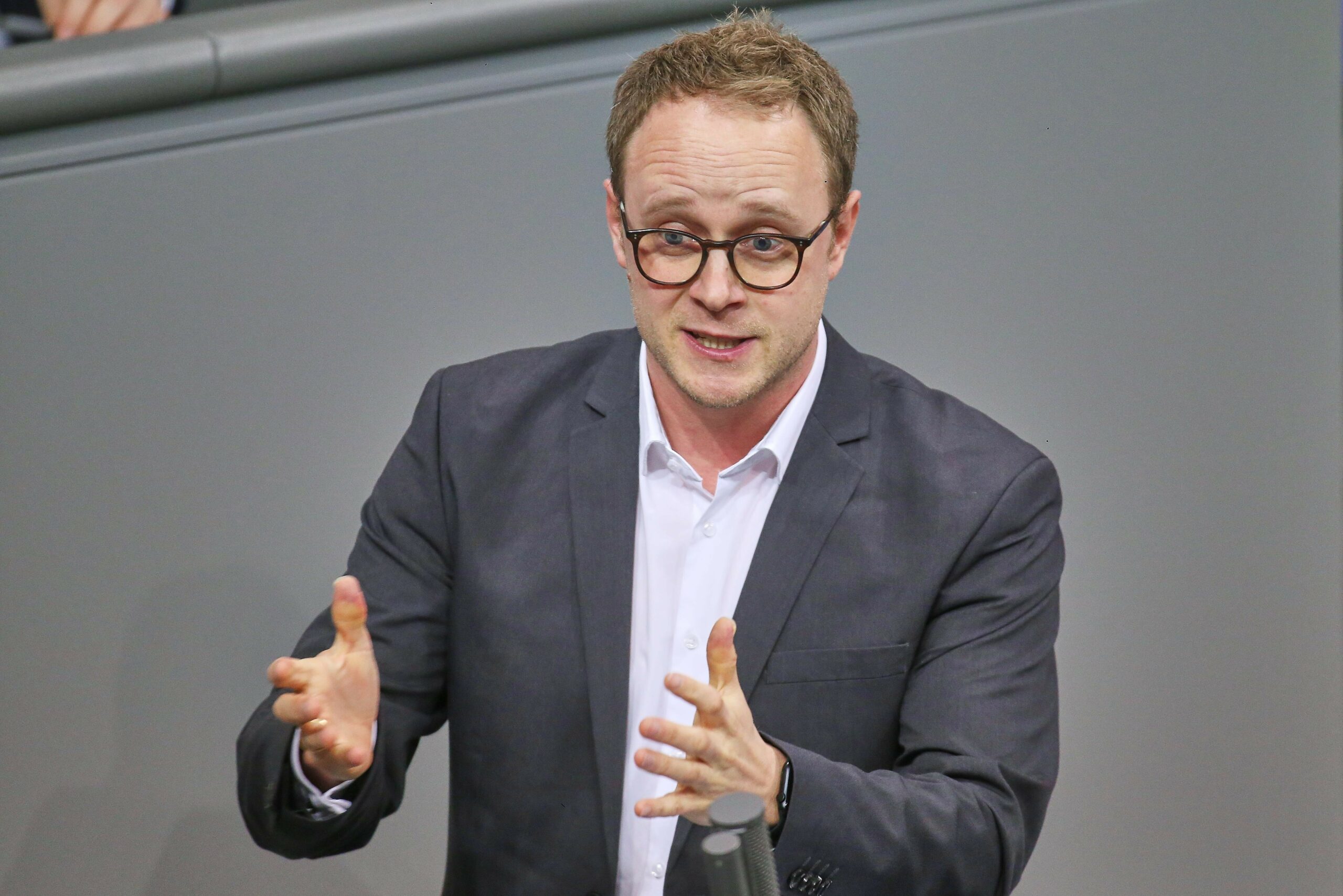 Innenpolitischer Sprecher der Grünen-Fraktion, Marcel Emmerich steht im Bundestag und hält eine Rede.