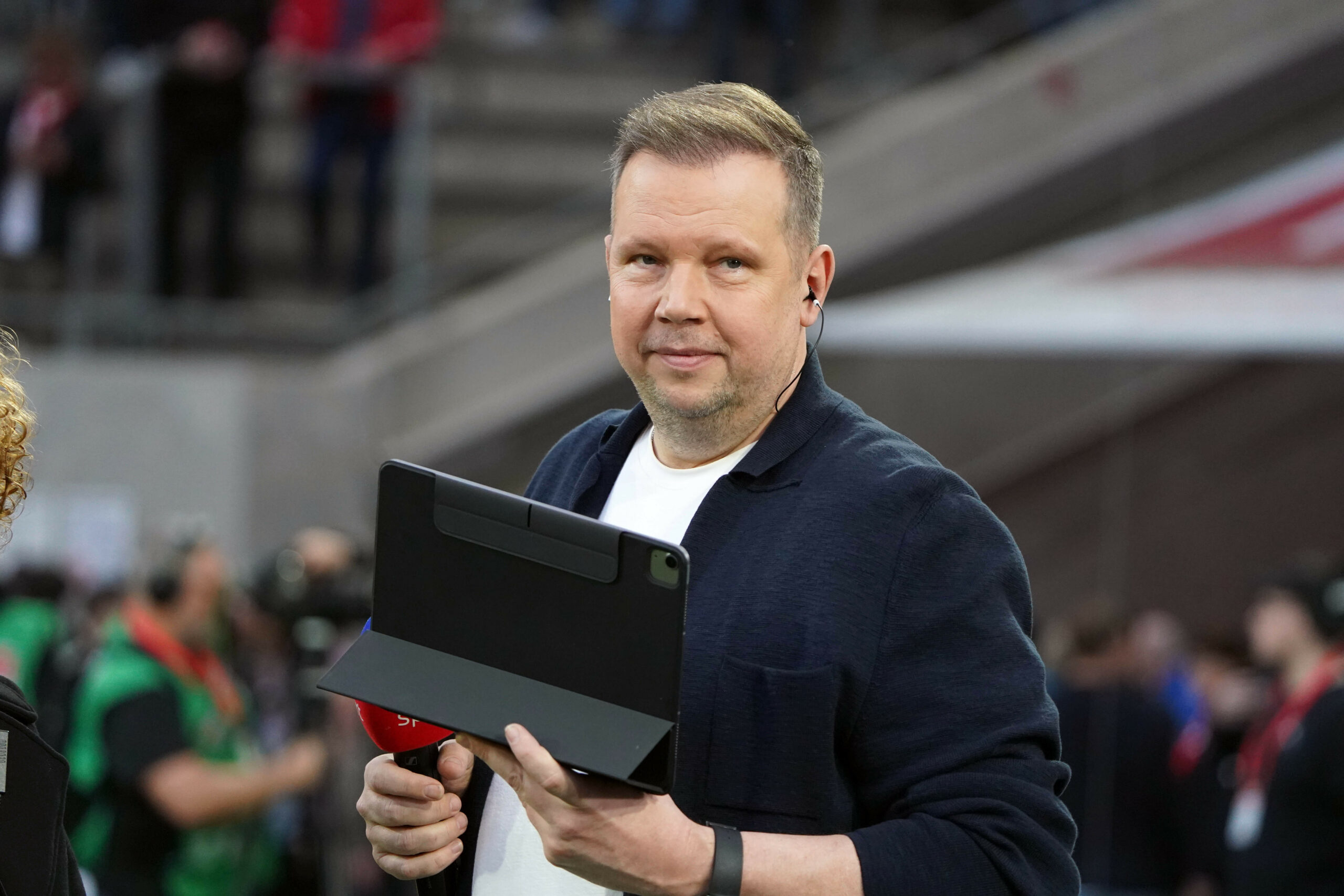 Wolff-Christoph Fuss mit seinem iPad bei einem Bundesliga-Spiel als Sky-Experte