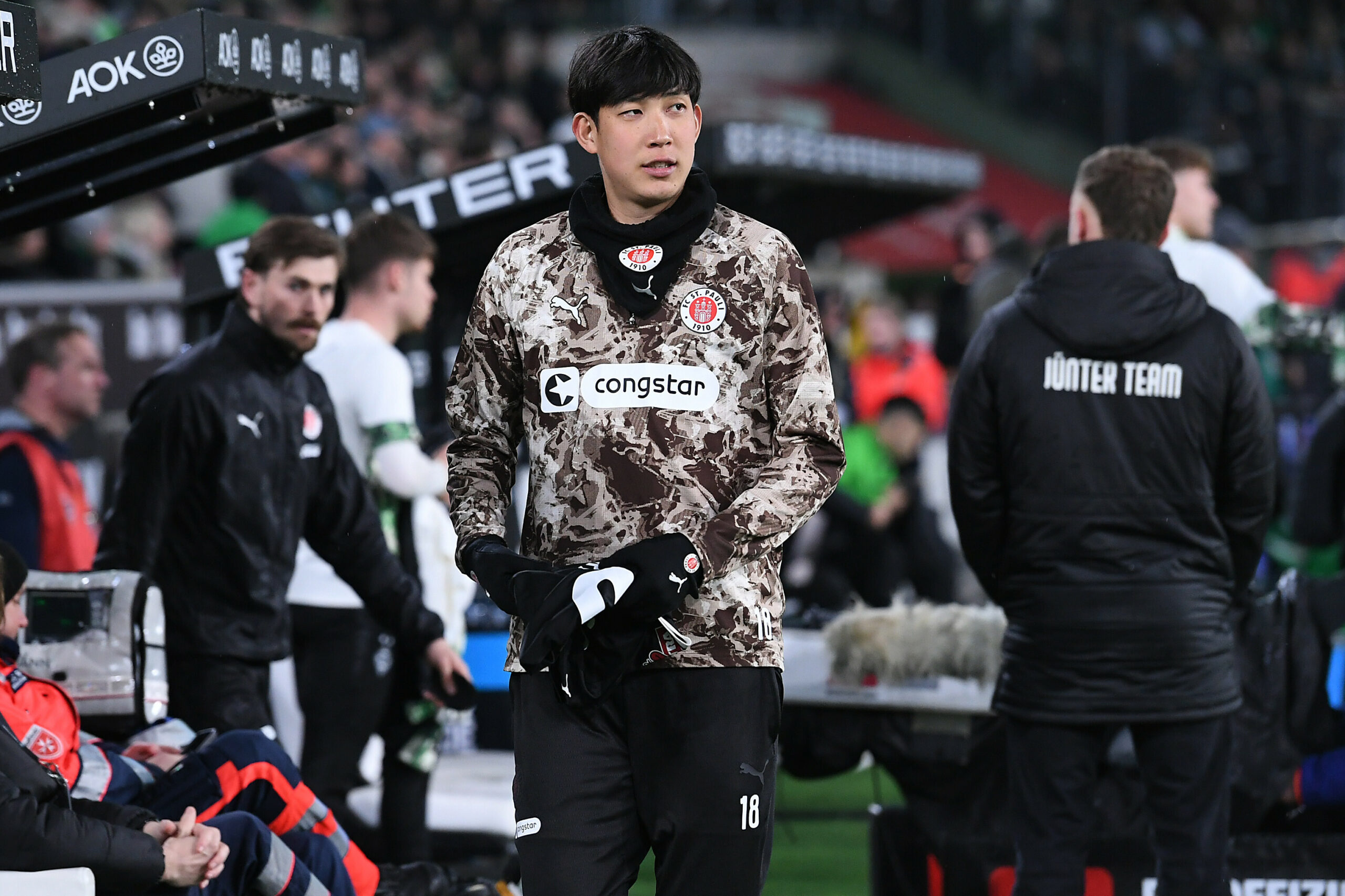 Taichi Hara auf dem Weg zur St. Pauli-Ersatzbank