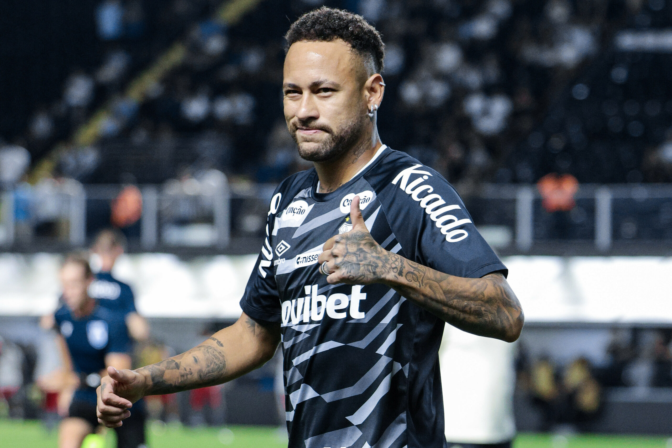Neymar zeigt den Daumen nach oben