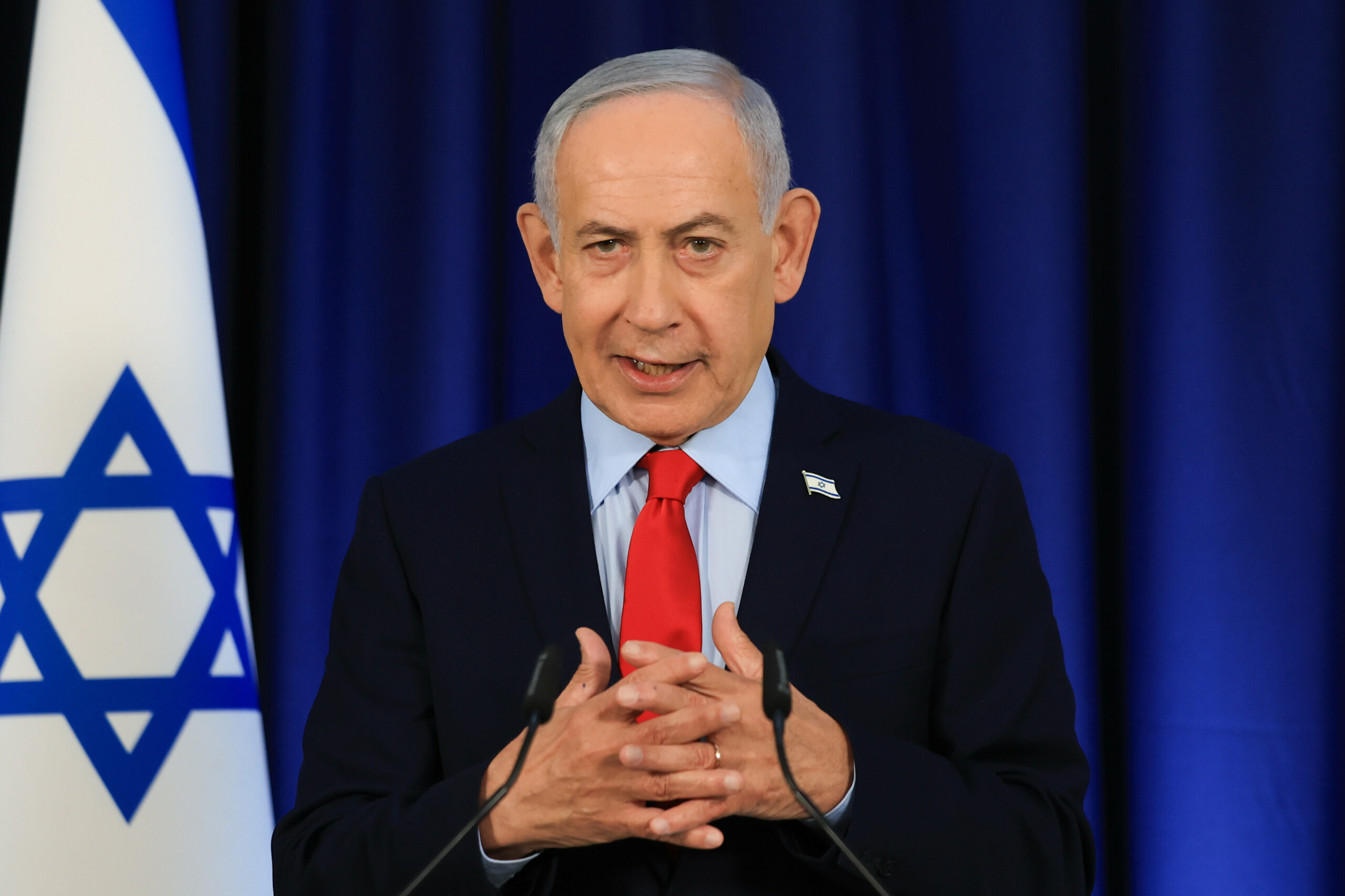 Netanjahu wird zurzeit stark von Israels Oppositionsführer Jair Lapid für die angekündigte Waffenruhe im Iran kritisiert.