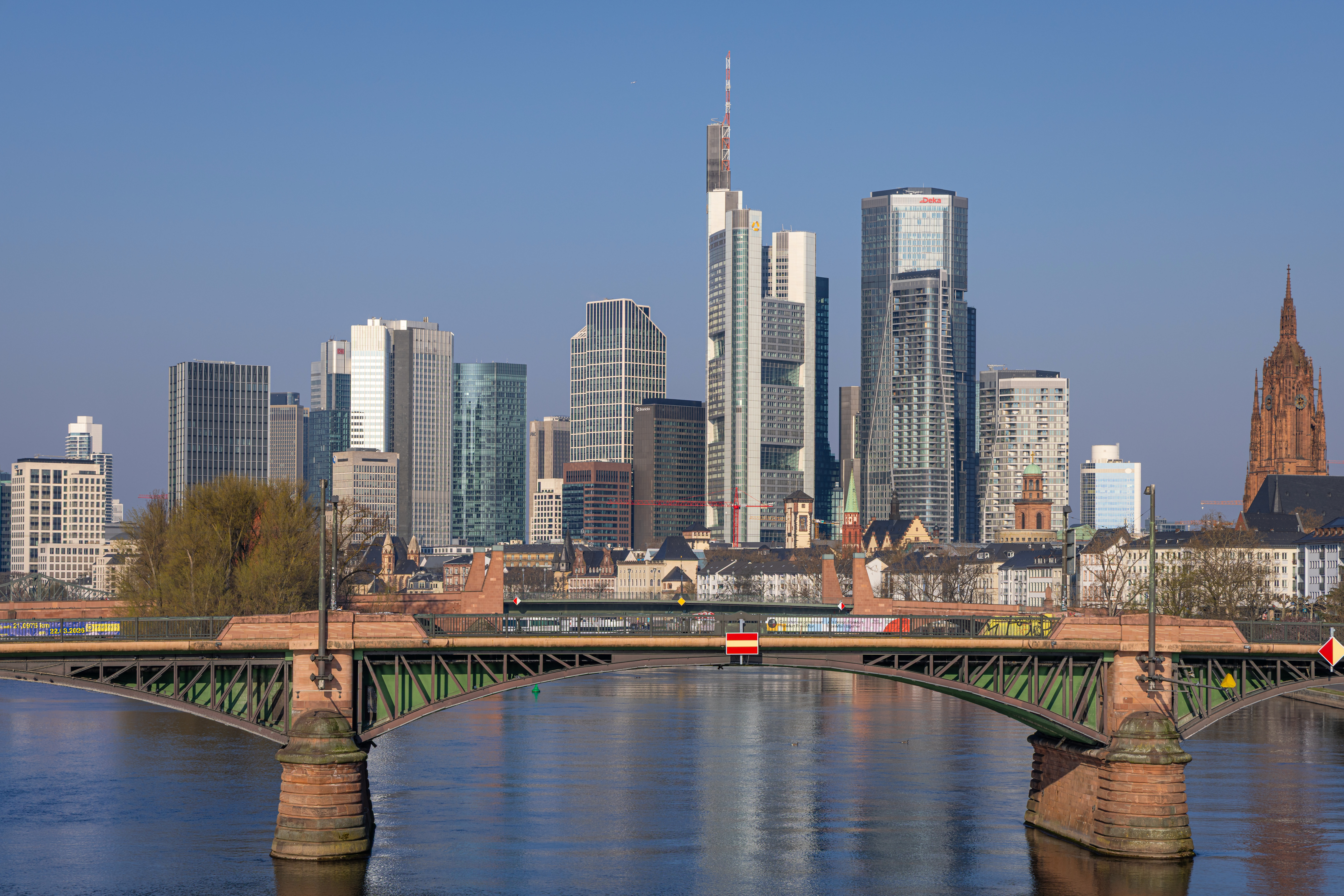 Blick auf die Frankfurter Skyline. Deutschlands Wirtschaft wird den Prognosen zufolge unter dem Iran-Krieg leiden.