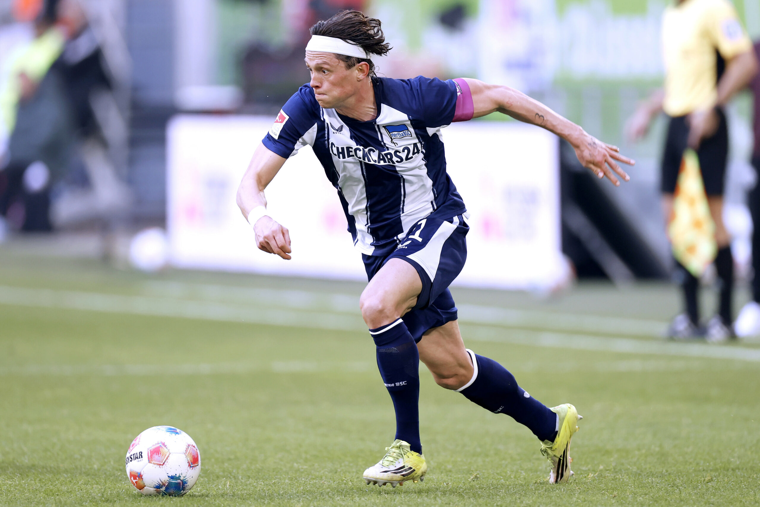Fabian Reese dribbelt am Ball