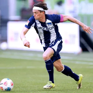 Fabian Reese dribbelt am Ball