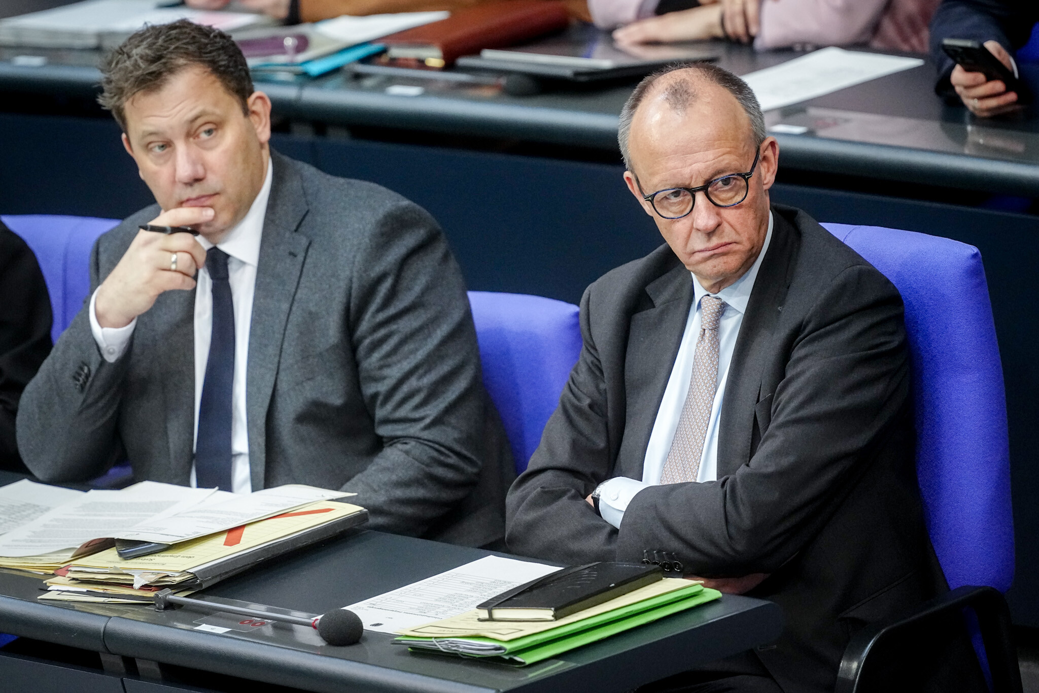 Bundeskanzler Friedrich Merz (r,CDU) und Lars Klingbeil (SPD), Bundesminister der Finanzen