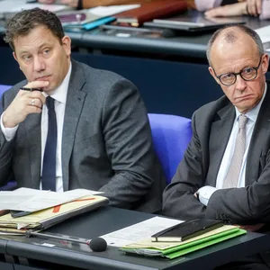 Bundeskanzler Friedrich Merz (r,CDU) und Lars Klingbeil (SPD), Bundesminister der Finanzen