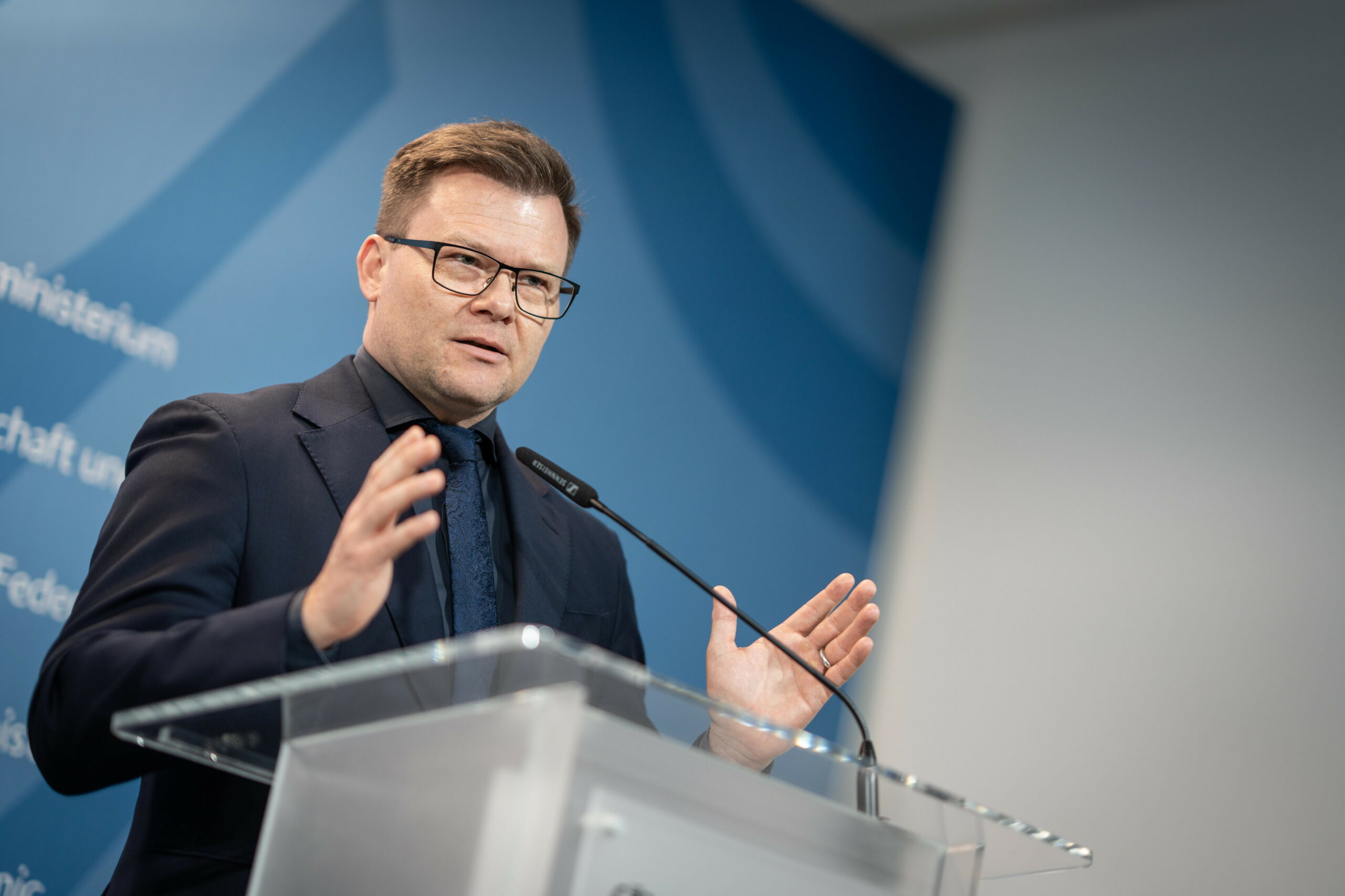 Während Umweltminister Carsten Schneider gegen die Rückkehr von Atomkraftwerken ist, spricht sich Jens Spahn dafür aus.