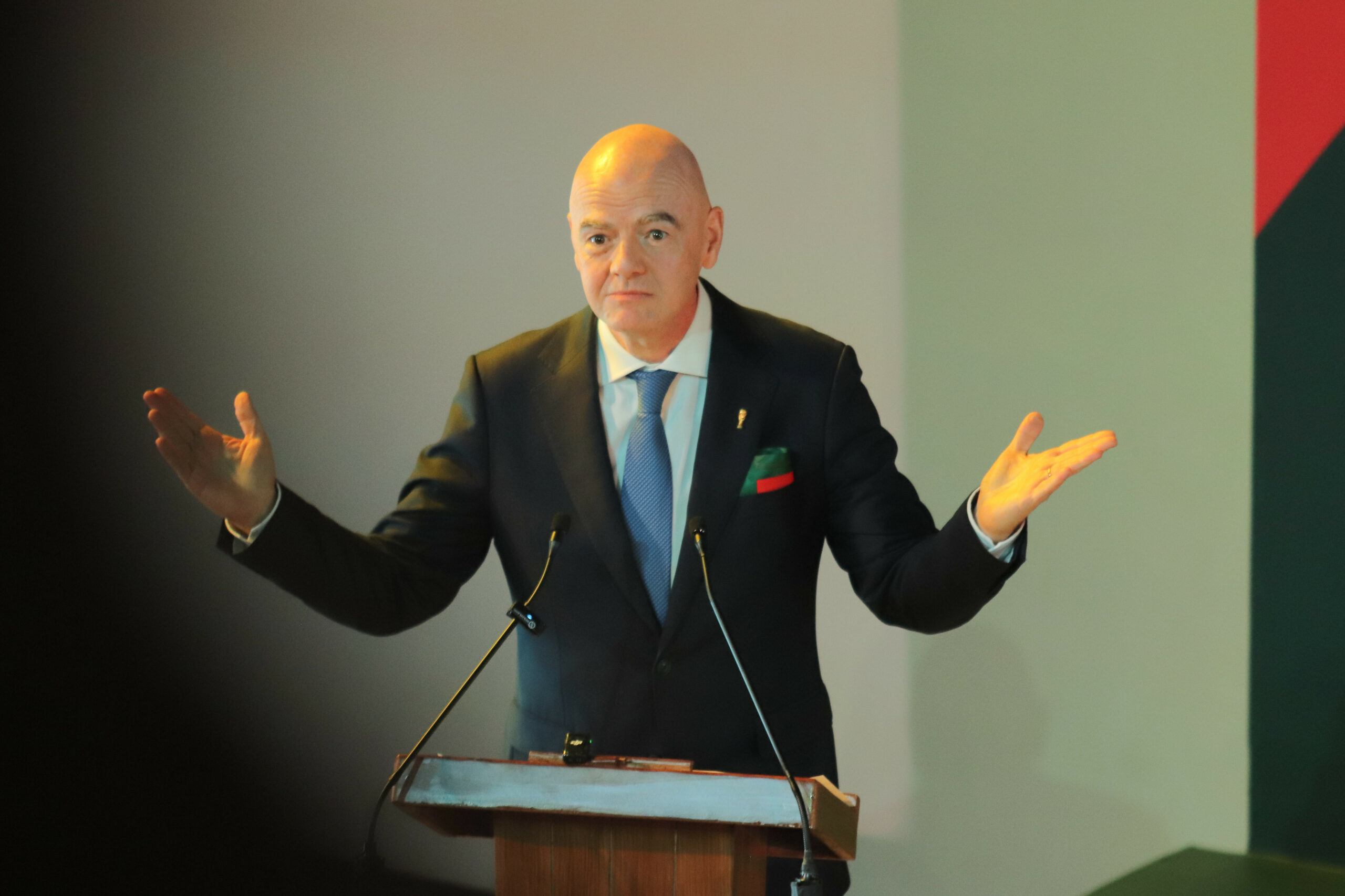 Gianni Infantino gestikuliert am Podium