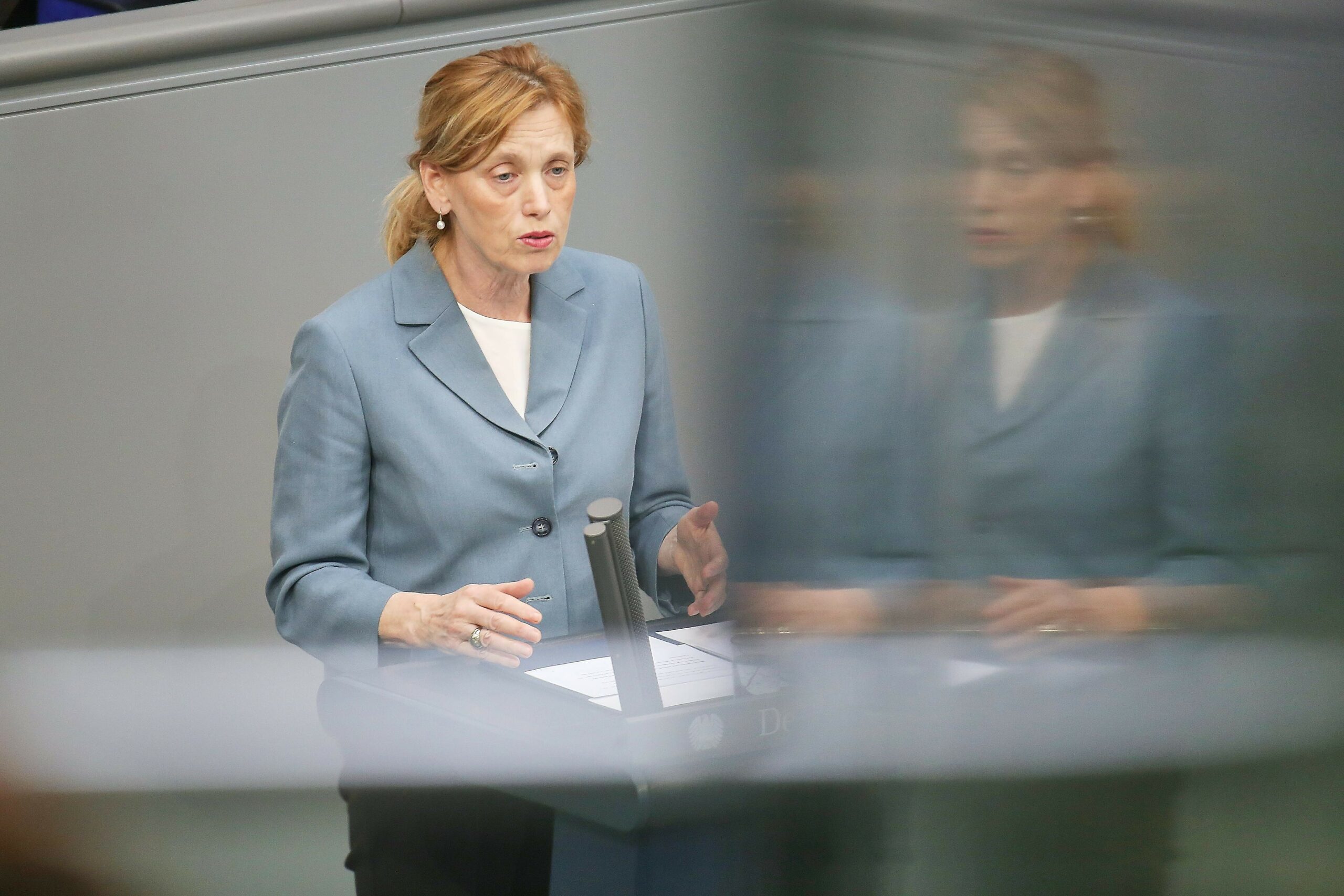 Karin Prien hält eine Rede im Bundestag