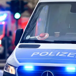 Schwerer Unfall auf A7 zwischen Quickborn und Schnelsen – zwei Verletzte und Sperrung der Autobahn