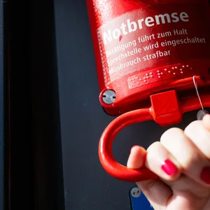 Schlägerei in Zug. Dann zieht einer die Notbremse – Polizeieinsatz am Bahnhof Altona