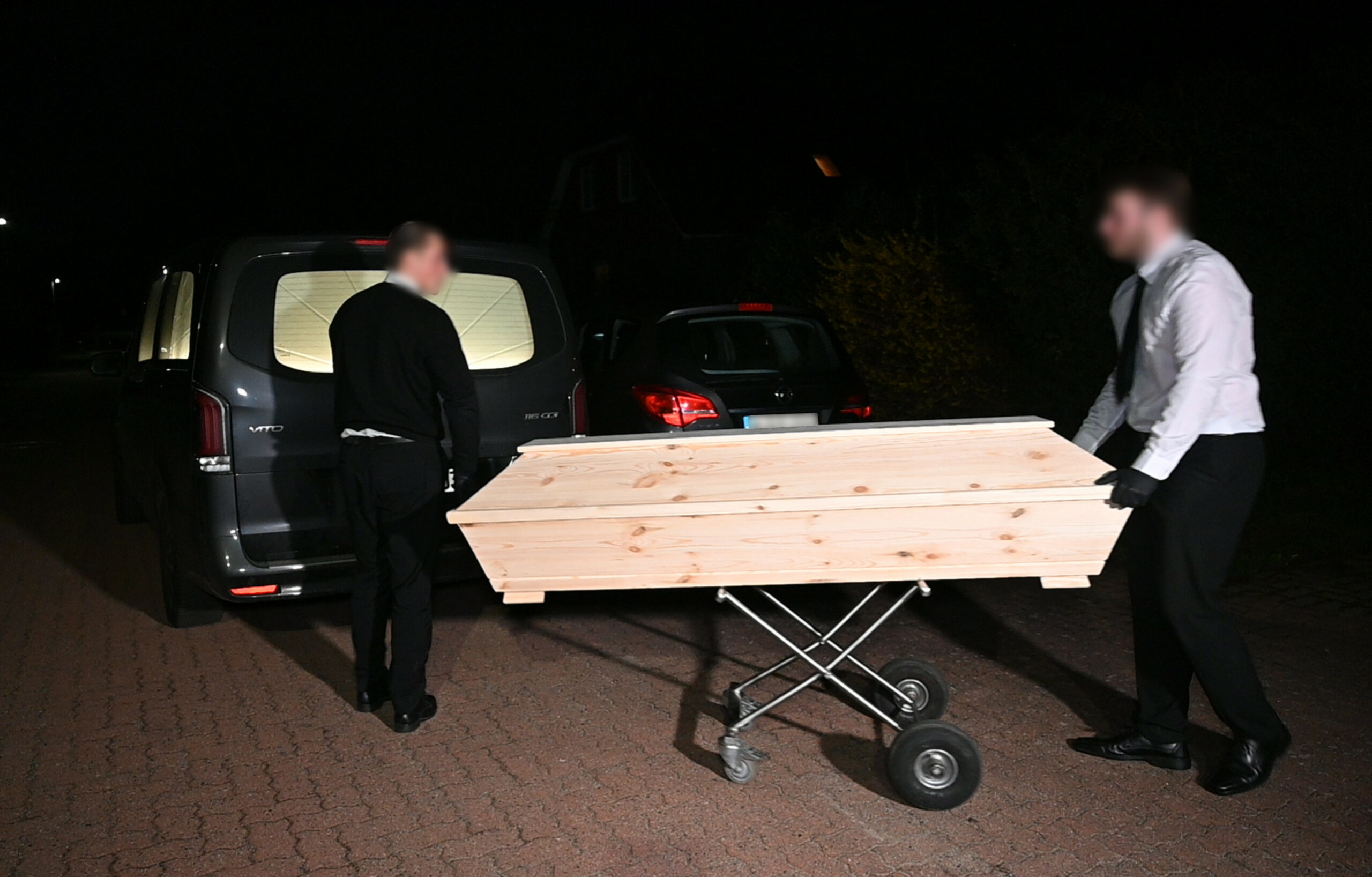 Totes Baby wird abstransportiert