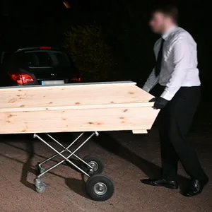 Totes Baby wird abstransportiert