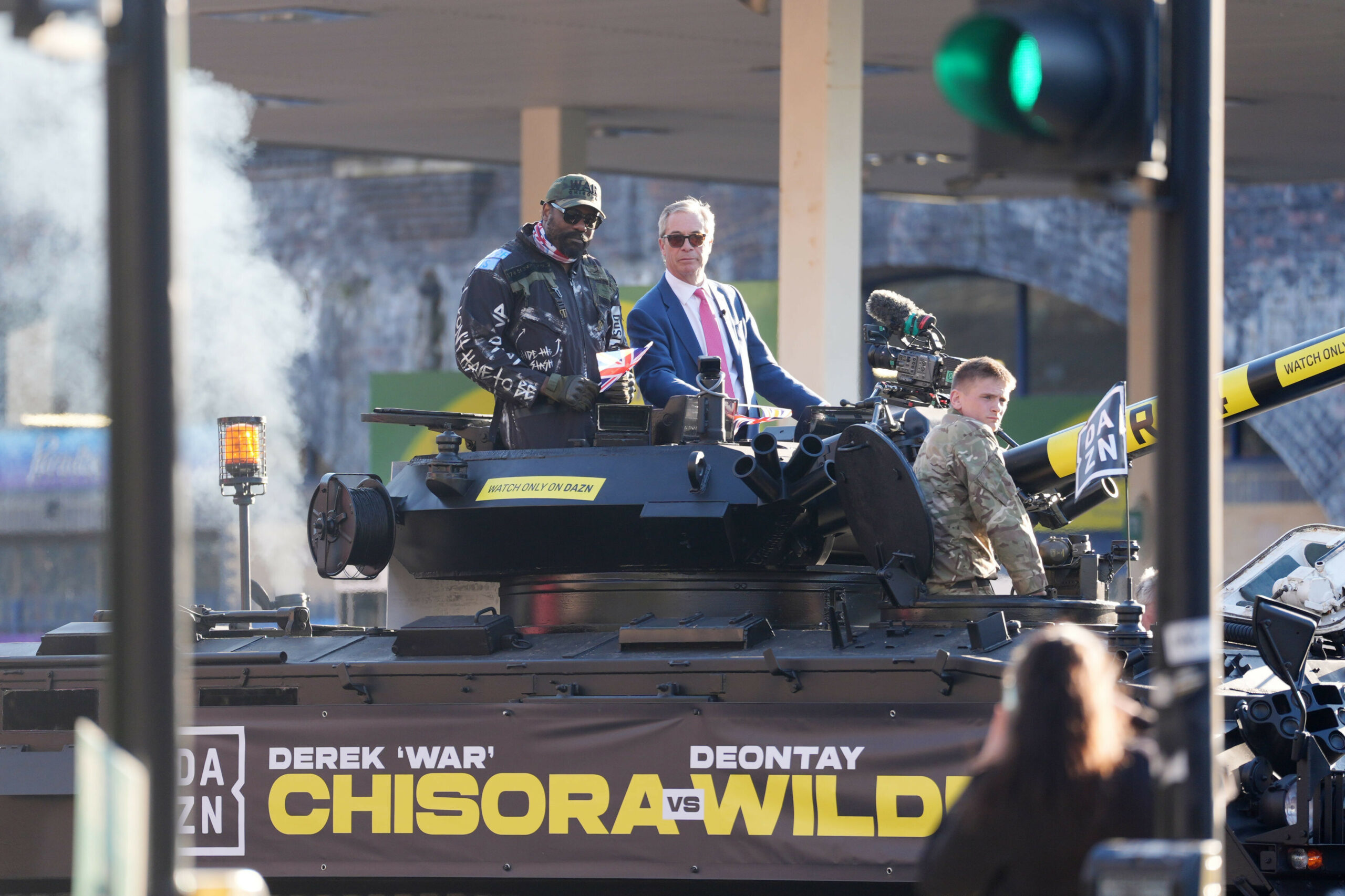 Derek Chisora und Nigel Farage auf einem Panzer