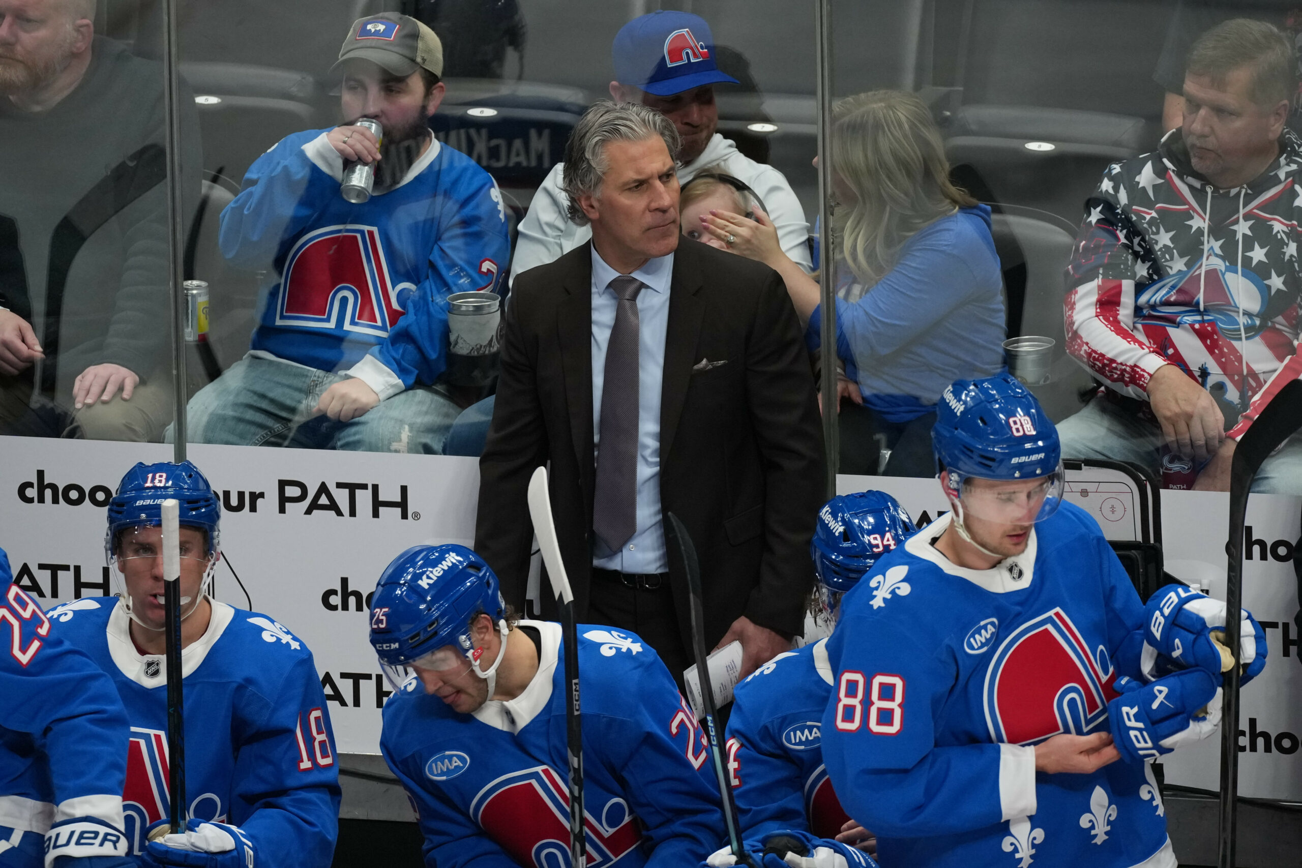 Jared Bednar an der Seitenlinie bei einem NHL Spiel