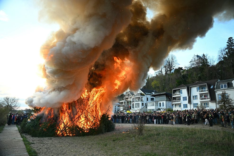 Das Osterfeuer „Viereck“ am Elbstrand in Blankenese.