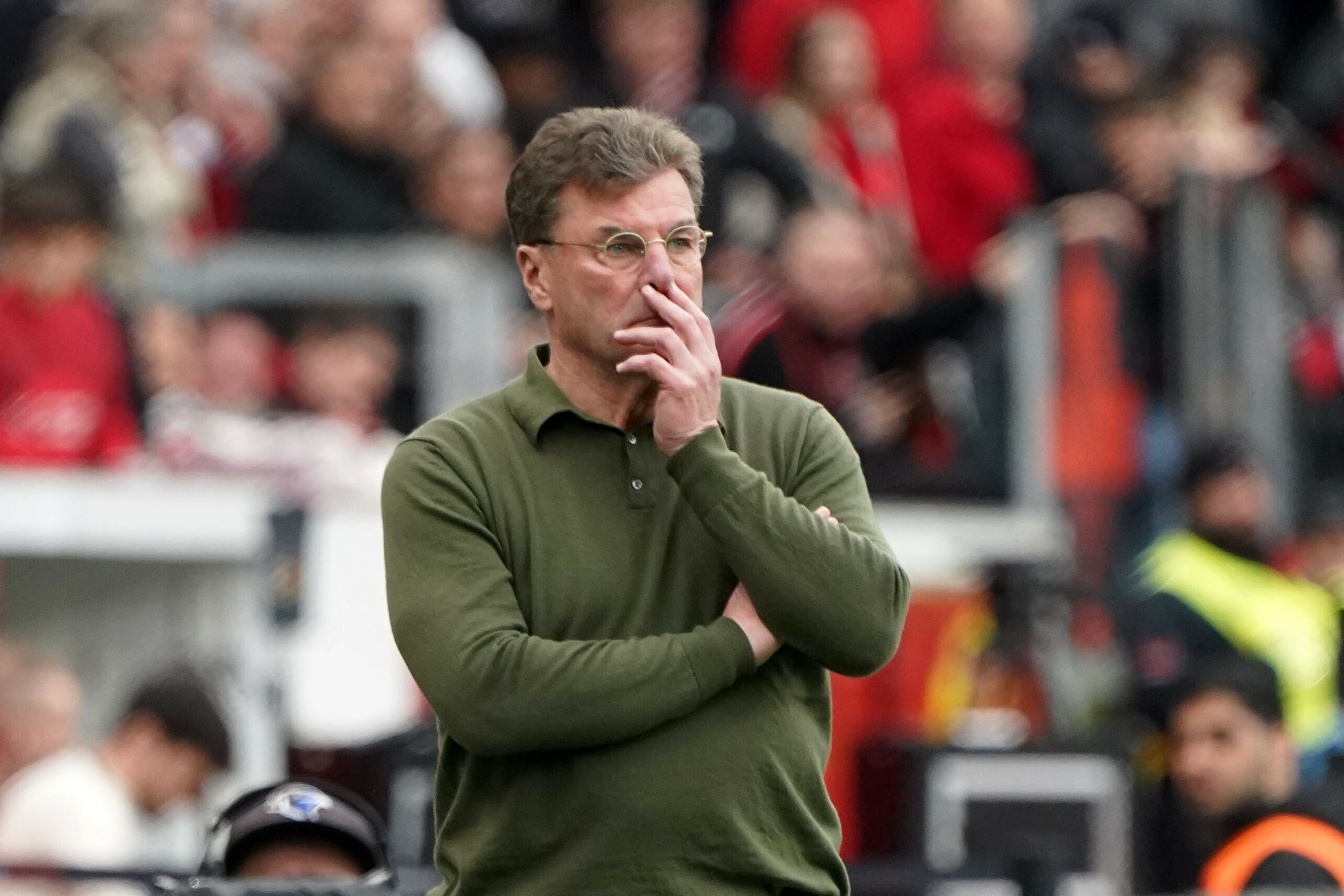 Dieter Hecking steht verägert am Seitenrand.