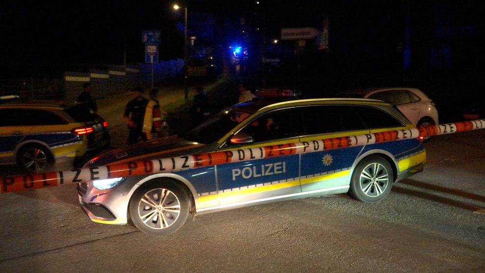 Die Polizei am Tatort in Saarbrücken. Ein junger Mann ist hier durch Polizeischüsse bei einer Verfolgungsjagd ums Leben gekommen.