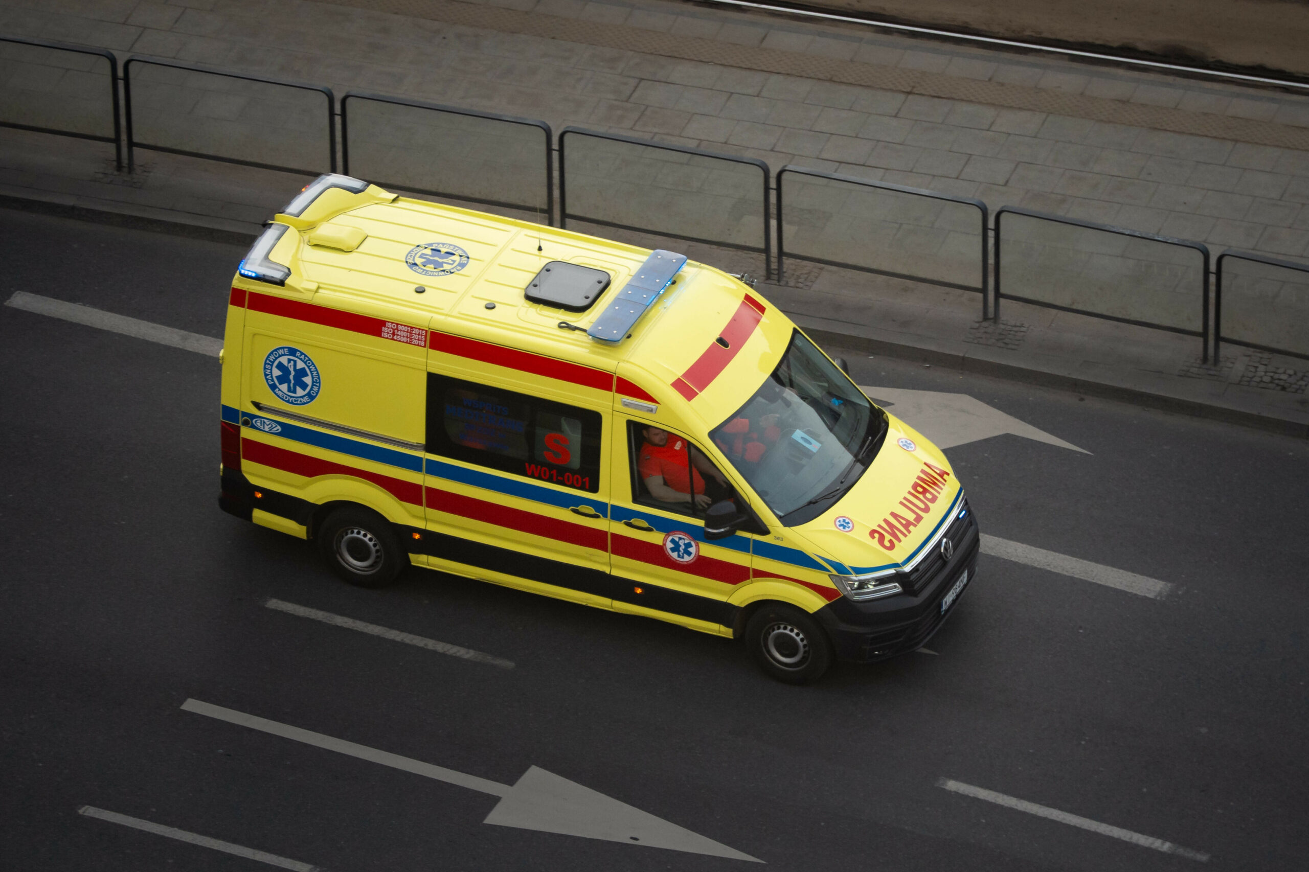 Ein Krankenwagen fährt auf einer Straße in Warschau.