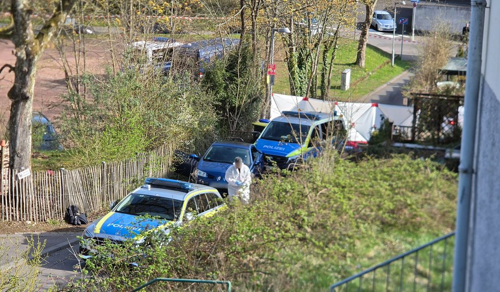 Polzeiautos stehen am Einsatzort.