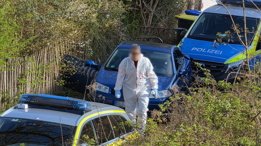 Polizeiautos stehen am Einsatzort in Saarbrücken.