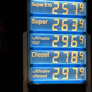 Spritpreise an einer leuchtenden Anzeige an einer Tankstelle.