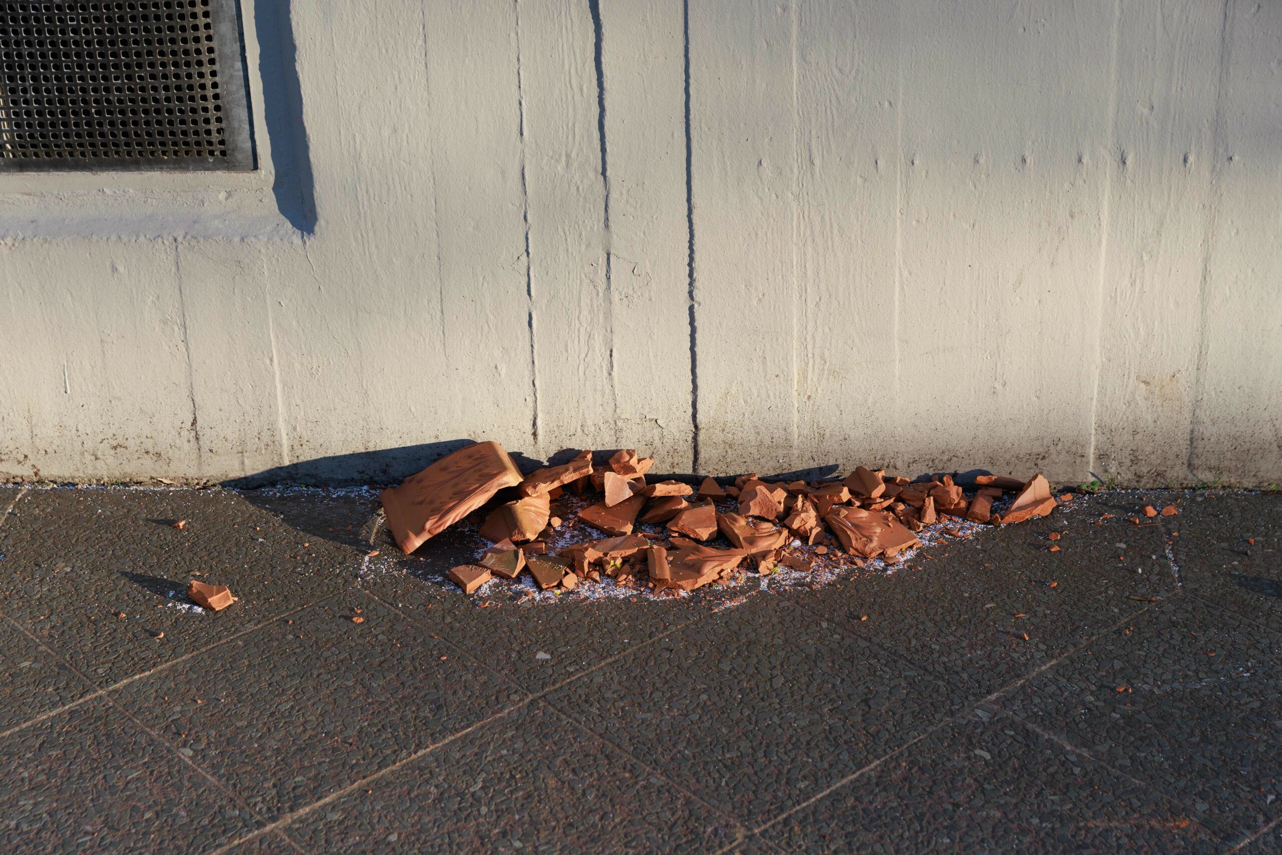 Zerbrochene Teile eines Blumenkübels vor einem Mehrfamilienhaus in Berlin. Hier soll ein Mann von einem Blumenkübel erschlagen worden sein.