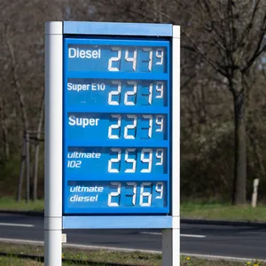 Spritpreis-Hoch an der Tankstelle (Symbolbild).