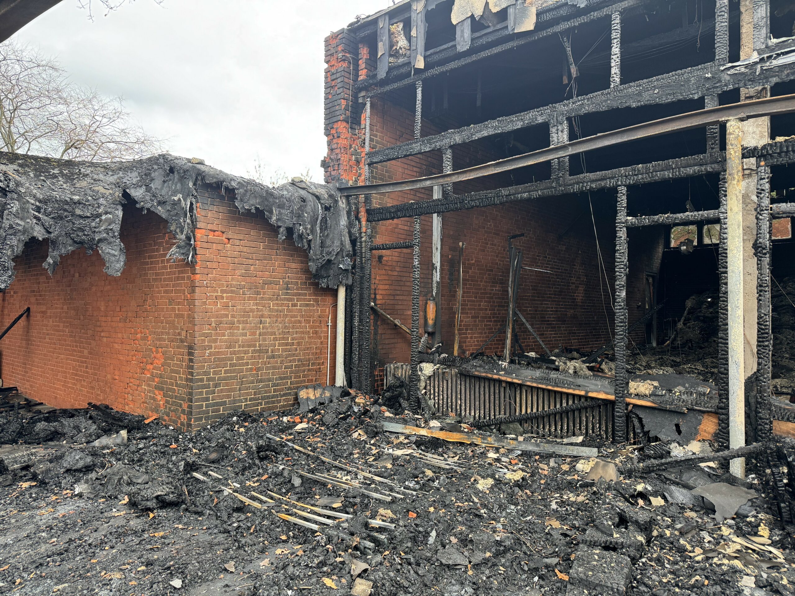 Der Großbrand hatte Ende 2025 Teile der Grundschule zerstört.