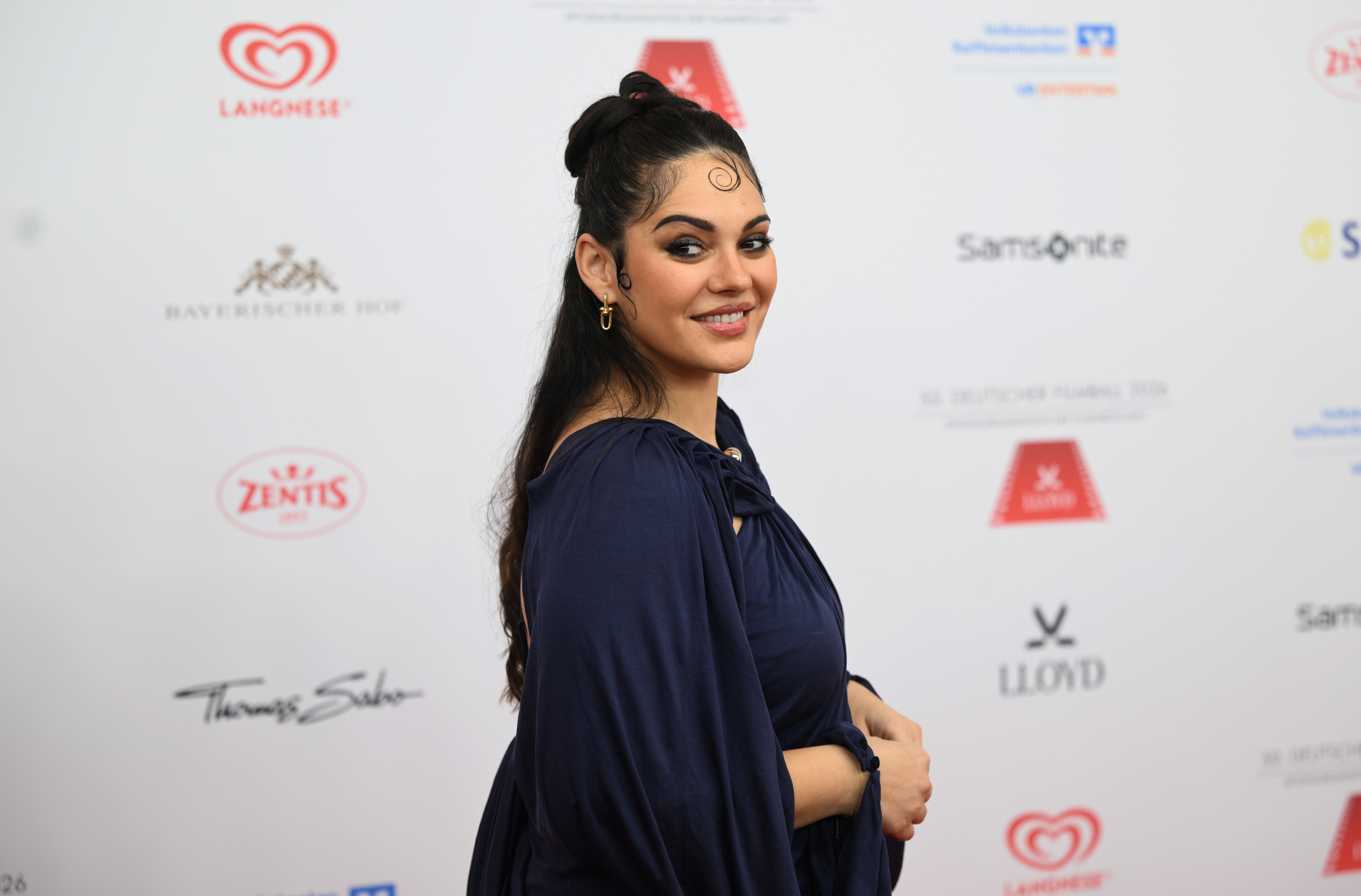 Schauspielerin Nilam Farooq teilt ihre Schwangerschaft auf Instagram mit und erzählt, warum sie sich gezwungen fühlte, diese öffentlich zu machen.