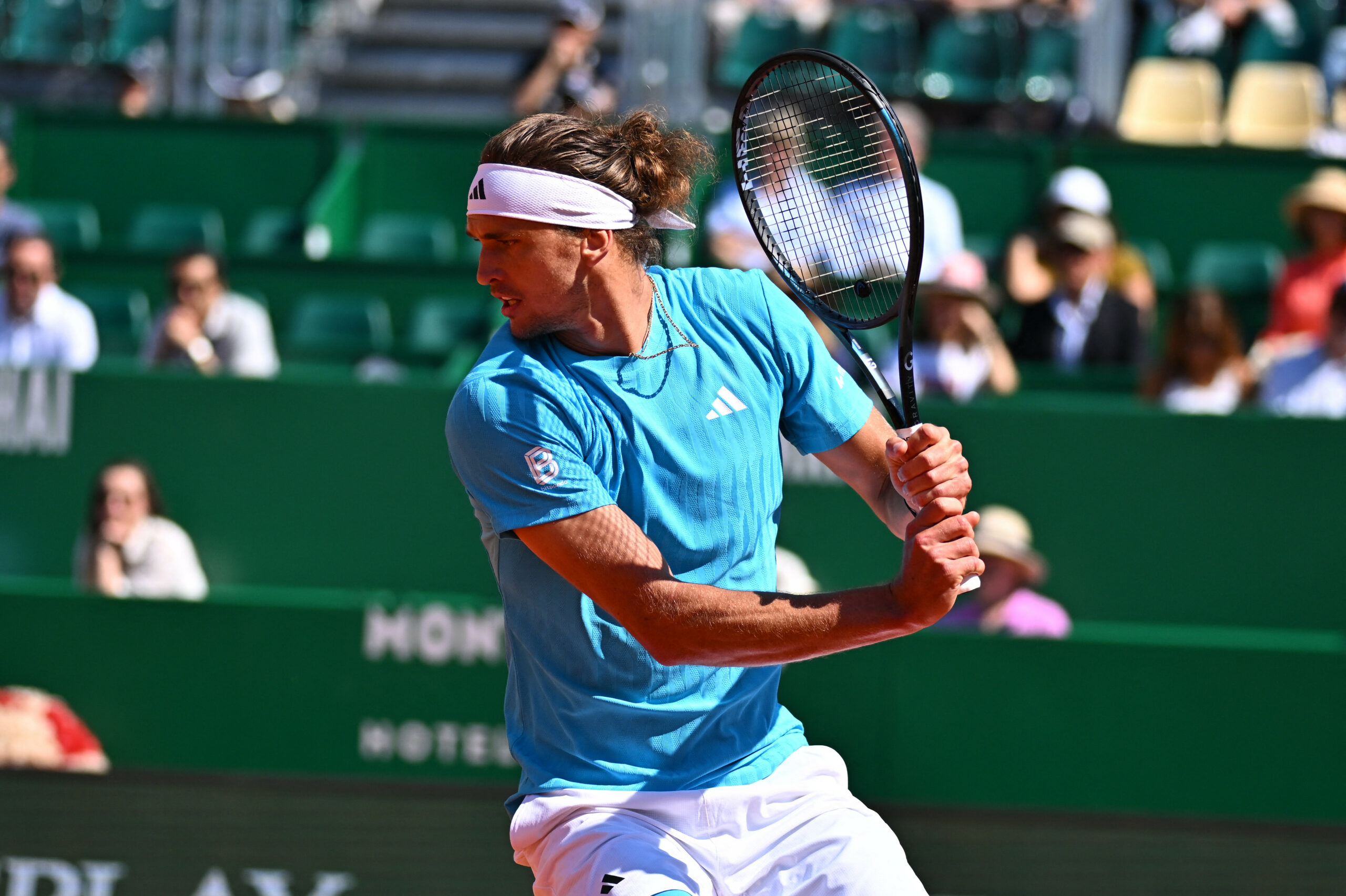 Alexander Zverev holt zum Schlag aus.