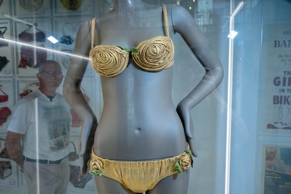 Jürgen Kraft, Bademodensammler, betrachtet an einer Puppe im BikiniARTMuseum den Bikini mit dem Titel „Der goldene Réard”, den nach Museumsangaben historisch wertvollsten Bikini der Welt.