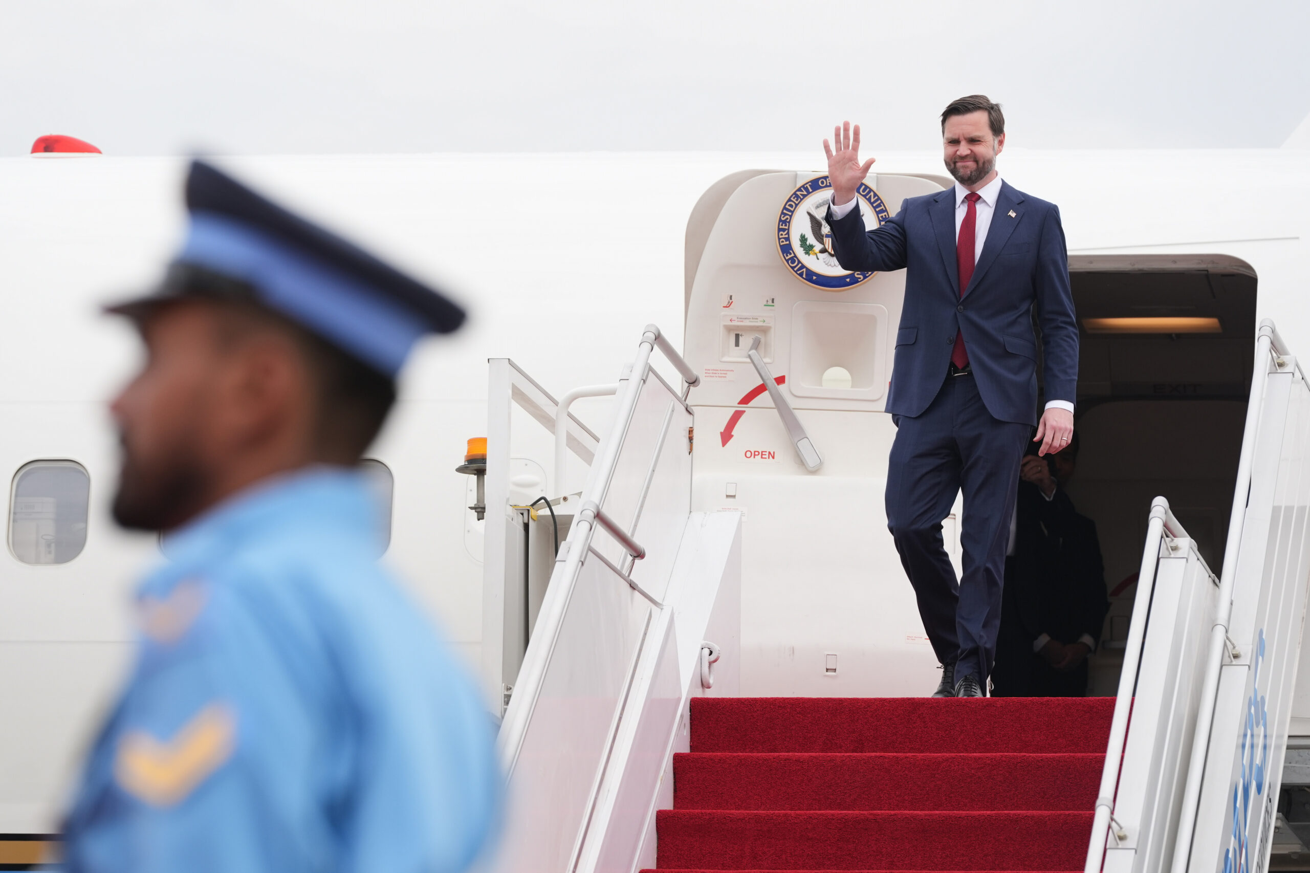 US-Vizepräsident J.D. Vance steigt in Islamabad aus dem Flugzeug.