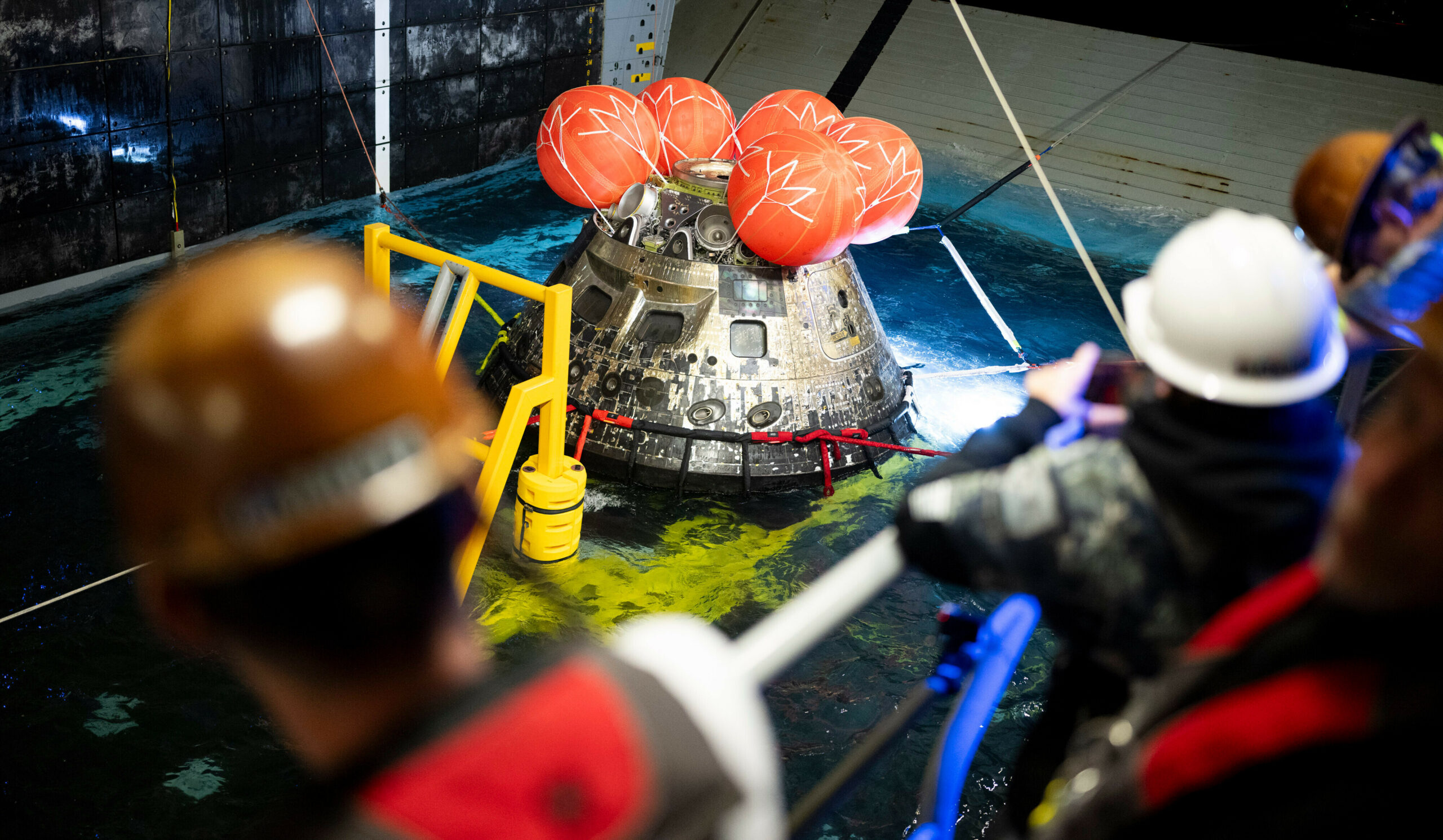 Die Orion-Raumkapsel der NASA landete im Pazifischen Ozean vor der Küste Kaliforniens.